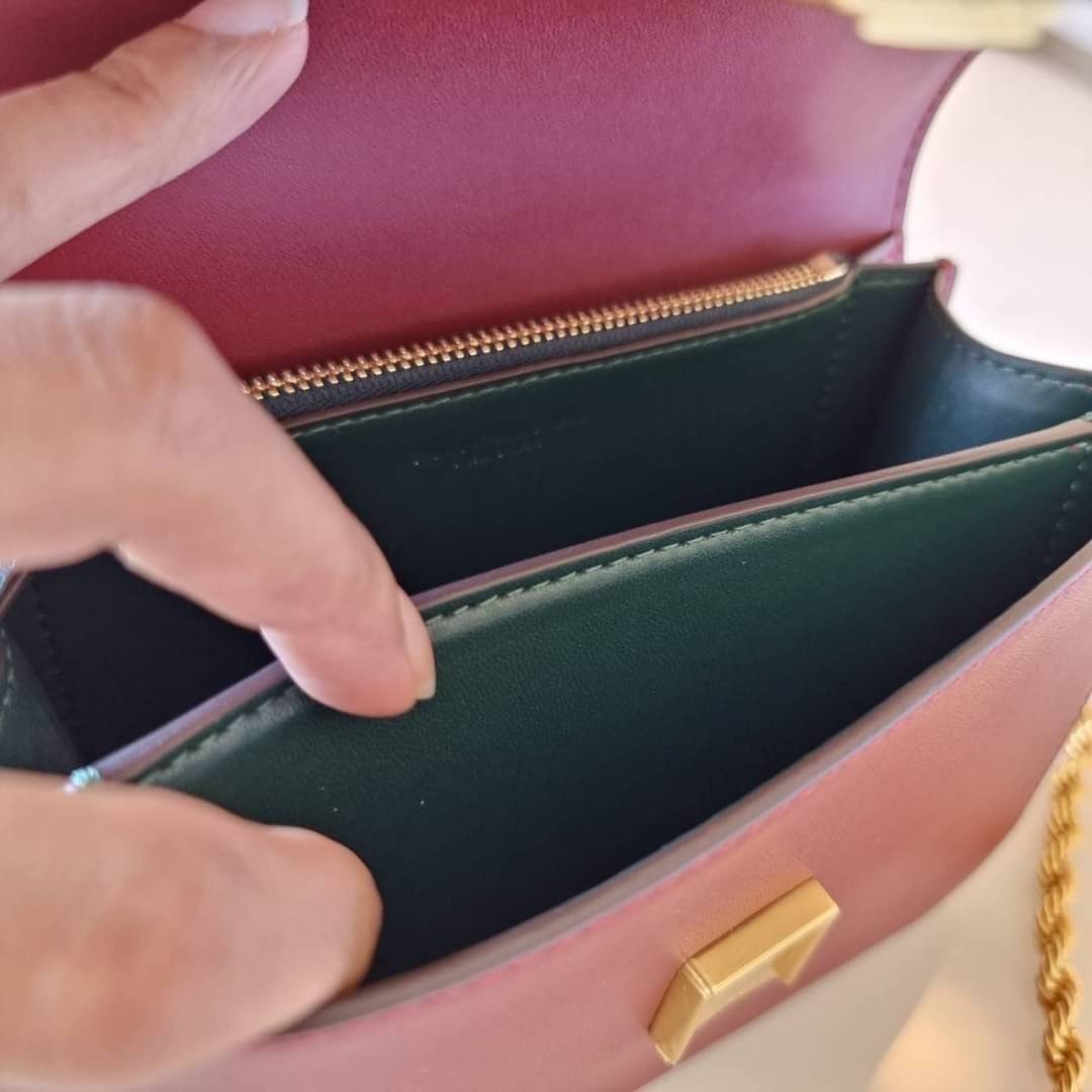 TORY BURCH ELEANOR SMALL CONVERTIBLE SHOULDER BAG ฮอตไอเท็ม รุ่นนี้ขายดีขายหมด สวยหรู คุณหนู ผู้ดี!! หายากมากแล้วน้า กระเป๋าสะพายข้าง ดีไซน์อยู่ทรง ขนาดกำลังสะดวกใช้สำหรับสาว วัสดุหนังแท้เต็มใบ สีทูโทน เปิด-ปิดด้วยแถบแม่เหล็ก ภายในแบ่งสัดส่วนได้เป็นอย่างด