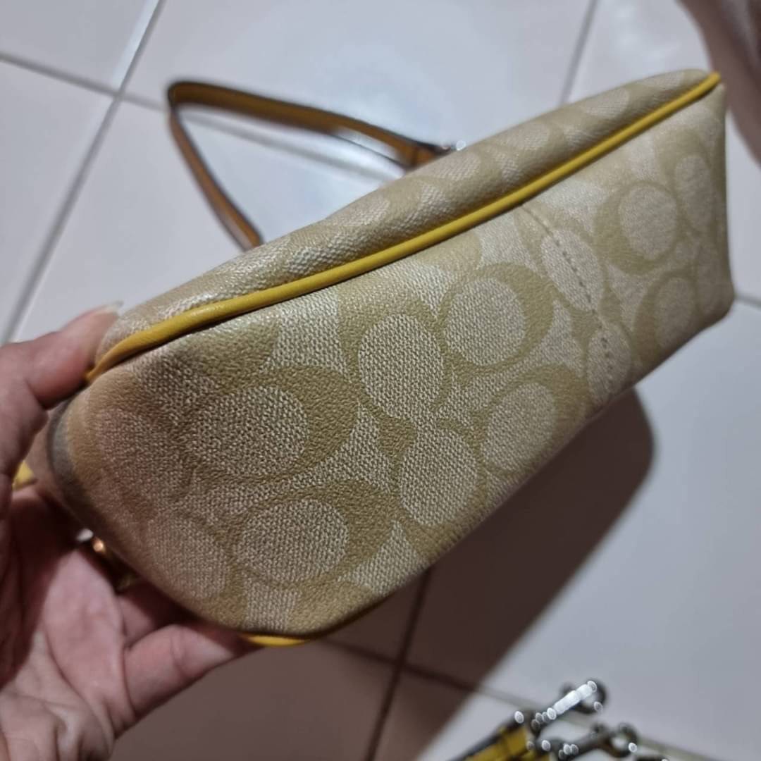 COACH F58321 TOP HANDLE POUCH อีกรุ่นฆ่าไม่ตาย!! 😎 ขายดีขายหมด ขายรวยขายปังๆ!! กระเป๋าพอชจากโค้ช ทรงใช้งานง่าย สะดวก กะทัดรัด วัสดุหนังแคนวาสเคลือบคุณภาพดี มาพร้อมสายคล้องในตัว และสายสะพาย crossbody ปรับเปลี่ยนได้ตามสไตล์ อีกหนึ่งไอเท็มที่สาวๆต้อง