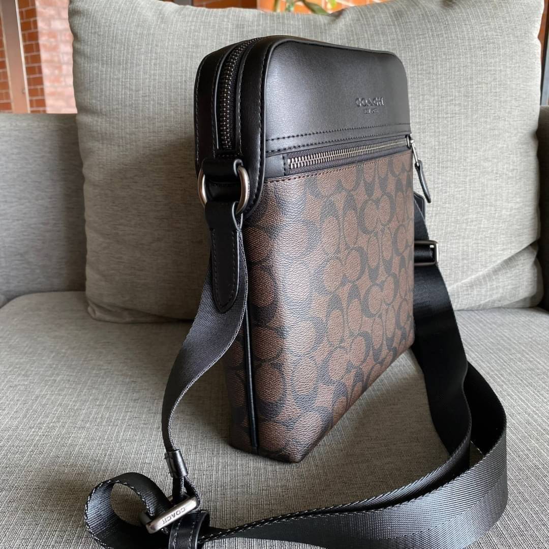 COACH HOUSTON FLIGHT BAG IN SIGNATURE CANVAS (F73336) ขายดีตลอดกาล!! คลาสสิคไม่มีใครเกิน!! กระเป๋าสะพายข้างทรงแมสเซ็นเจอร์ยอดฮิต ทรงสวย ดูดี 🔥 เป็นอีกรุ่น ที่พลาดแล้วต้องรอนานมากๆ ฮ๊อต ฮิต สุดๆ ใช้ได้ทุกเพศ Unisexสุดๆ เท่ห์มากบอกเลย จะออกงานไหน ไม