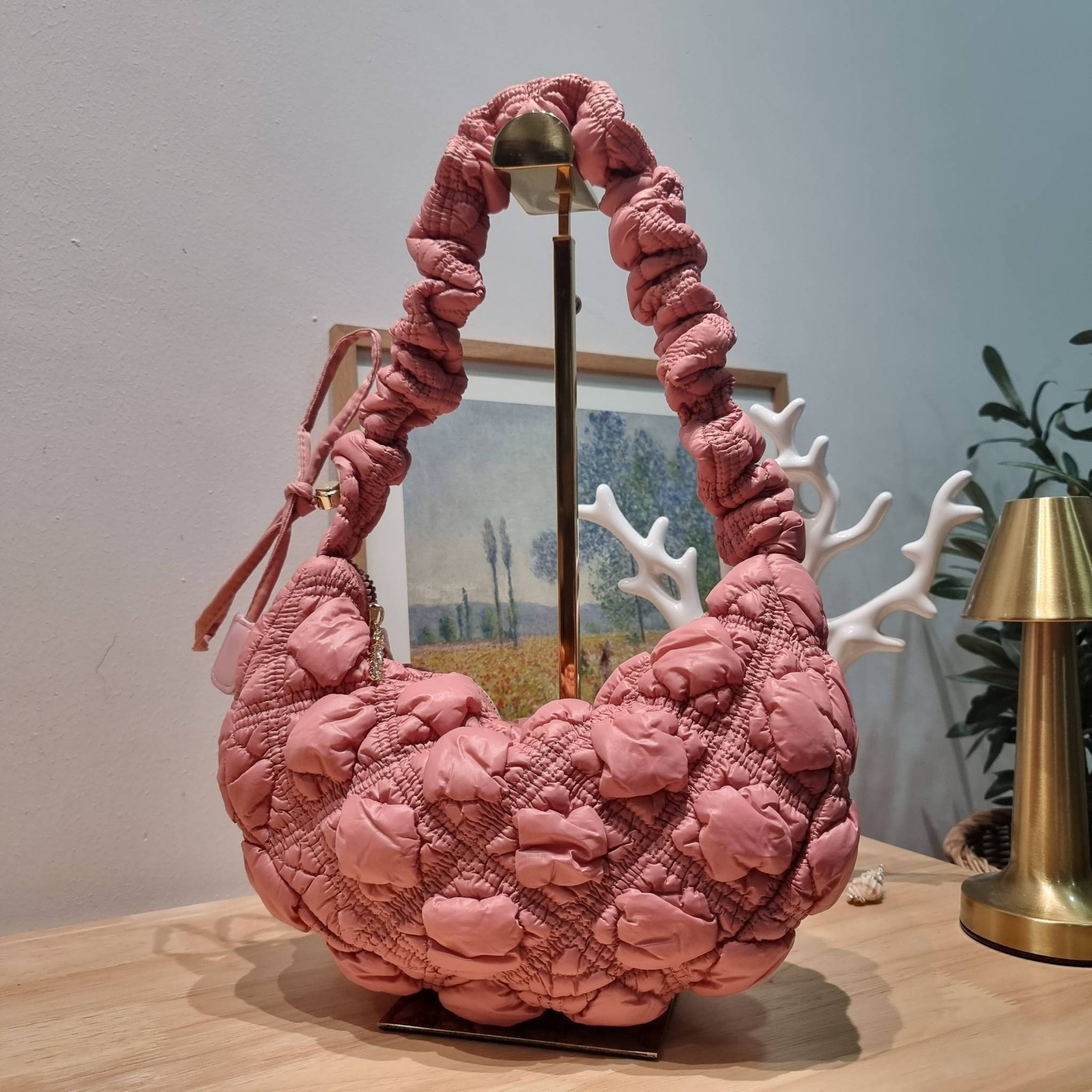 Carlyn cozy bag / Carlyn glaze bag 13 สีพร้อมส่ง อีกหนึ่งคอลเด็ด ที่ฮิตแบบฉุดไม่อยู่ กับไอเท็มนุ่มนิ่มจากเกาหลี พร้อมสีใหม่ล่าสุด กระเป๋าสะพายก้อนเมฆสุดเก๋ ที่สามารถใช้ได้หลากหลาย