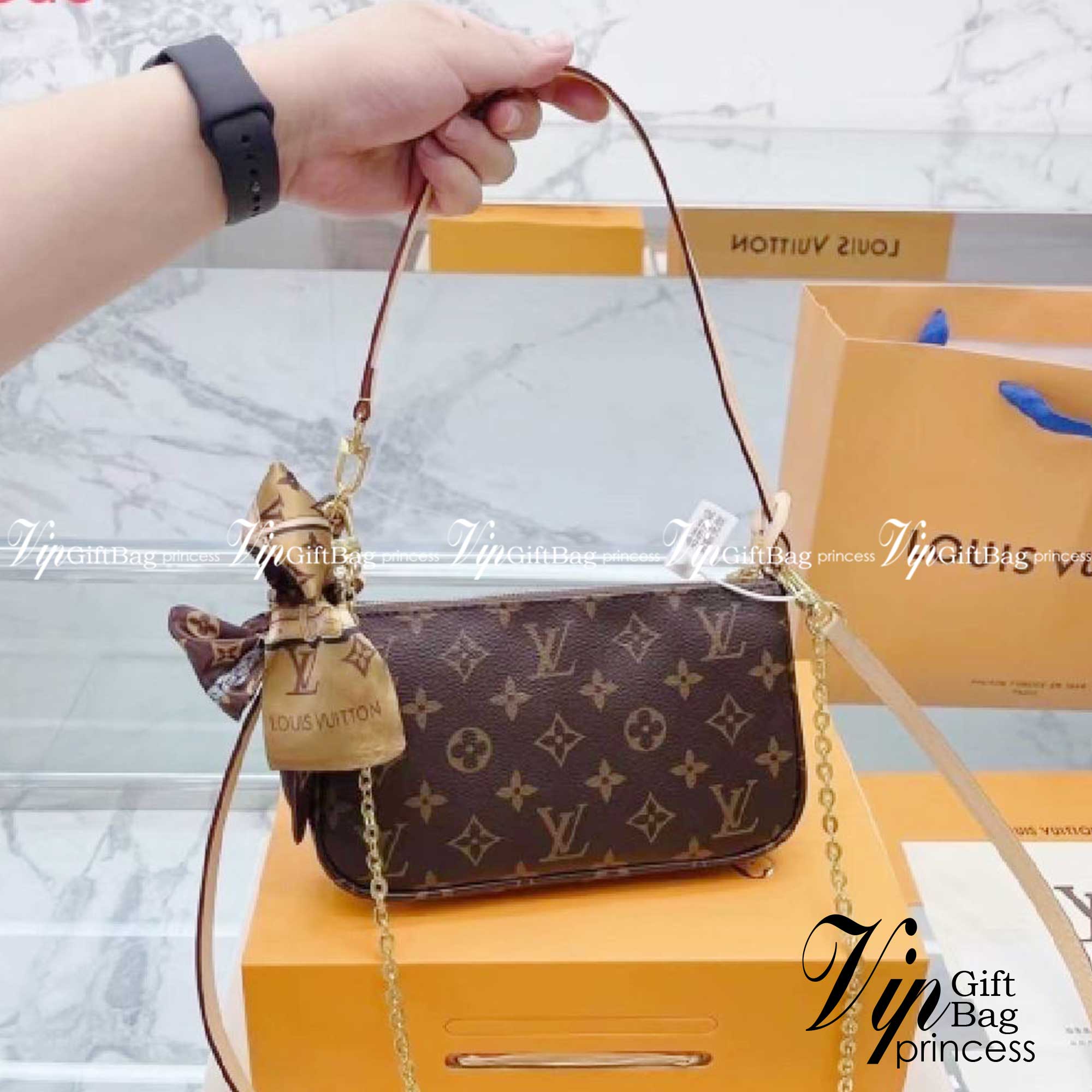 LV POCHETTE ACCESSOIRES กระเป๋าสะพายทรงพอช สุดฮอต ดีงาม ดีไซน์คลาสสิควินเทจ ขนาดกำลังสวย ประหยัดพื้นที่ มาพร้อมสายคล้องโซ่ และสายสะพายหนัง เป็นไอเท็มที่เหมาะในทุกโอกาส สะพายปรับลุคได้หลายสไตล์ รับรองคุ้มค่าจริงๆจ้า