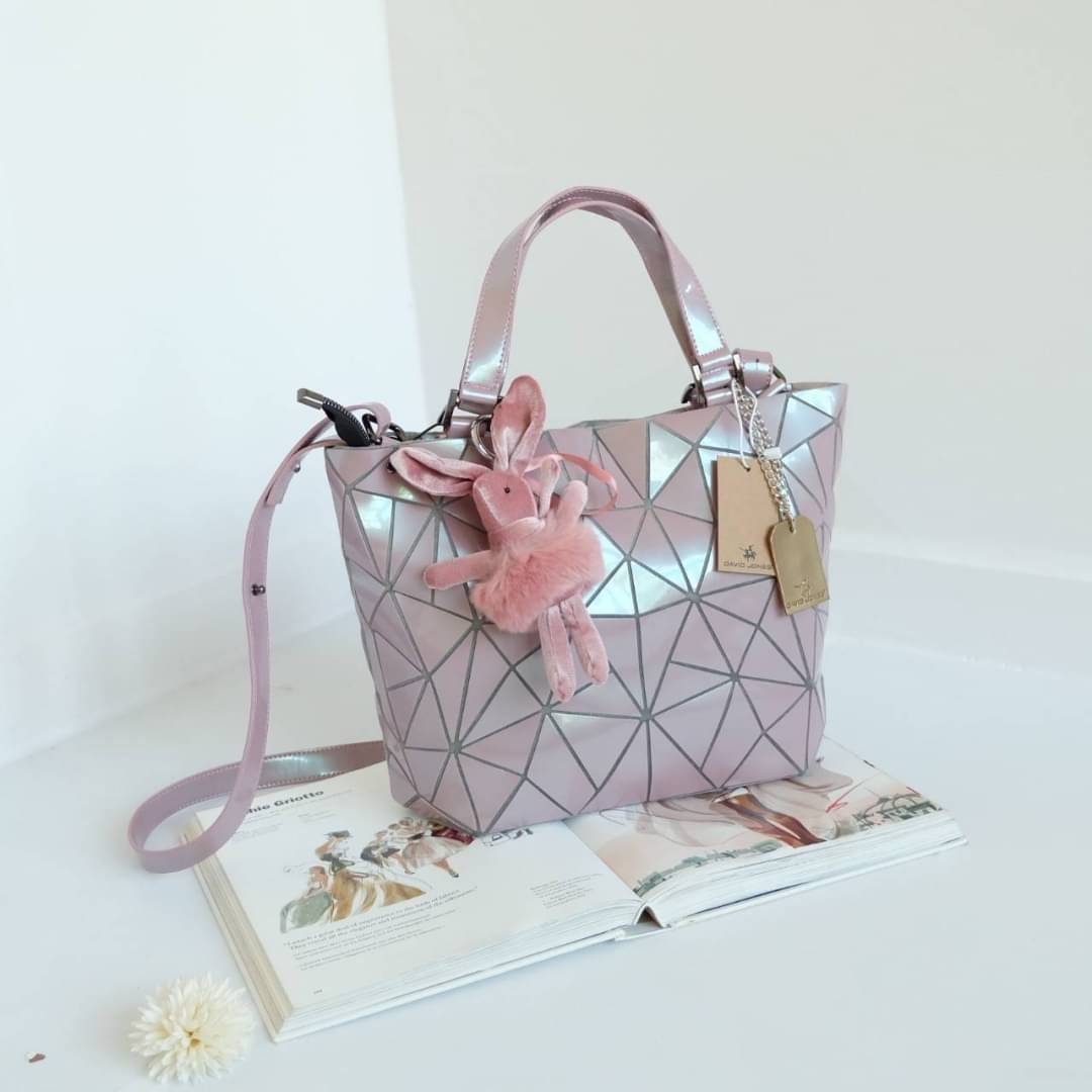 David Jones กระเป๋าสะพายข้างดีไซน์เกร๋มาก สีสวยหรูมาก ขนาดกะลังดีเลย ปรับทรงได้ 2 แบบ น่ารักมาก สี Rose pearl สวยที่สุด มาพร้อมกระต่ายเข้า set เลิศคะ