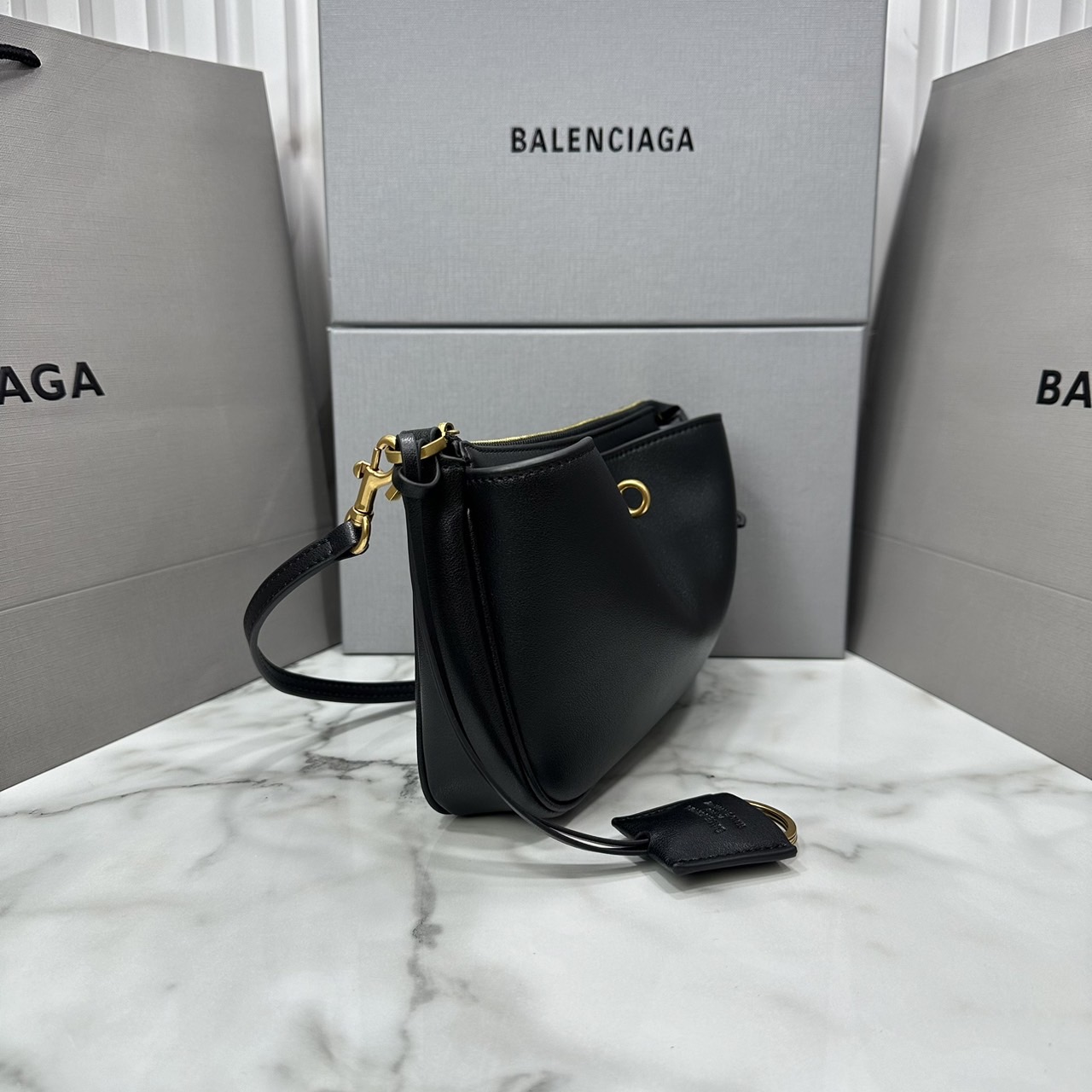 Balenciaga Rodeo Sling Pochette / Balenciaga shoulder leather bag 22cm กระเป๋าสะพายทรงพอชที่สุดของไฮแบรนด์สุดไอคอนิค ดีไซส์เรียบหรู สวยจับต้องได้ ถือหรือสะพายไหล่ได้เก๋มากๆ ถือออกงานก็ได้ลุคไฮแฟชั่นหรูๆ