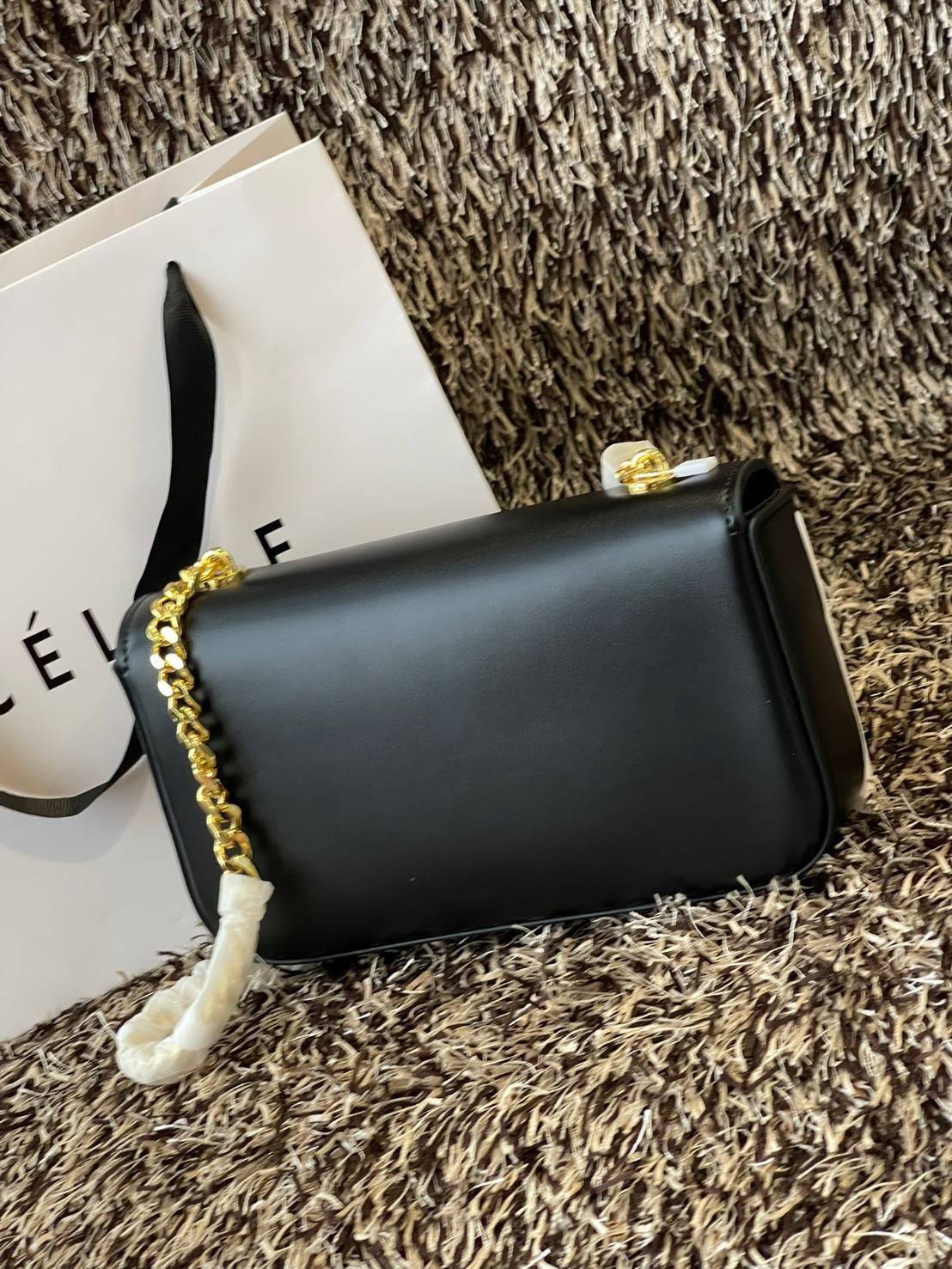 Celine Chain Shoulder Bag Cuir Triompe In Triompe เป็นกระเป๋าถูกประดิษฐ์ขึ้นในรูปทรงมินิมอล นับว่าเป็นกระเป๋าอีกหนึ่งรุ่นในซีรีส์ Triomphe ที่ได้รับความนิยมอย่างมาก โดยเป็นกระเป๋าสะพายไหล่ทรงสี่เหลี่ยมผืนผ้าที่อัดแน่นไปด้วยกลิ่นอายความคลาสสิกตามแบบฉบับของ