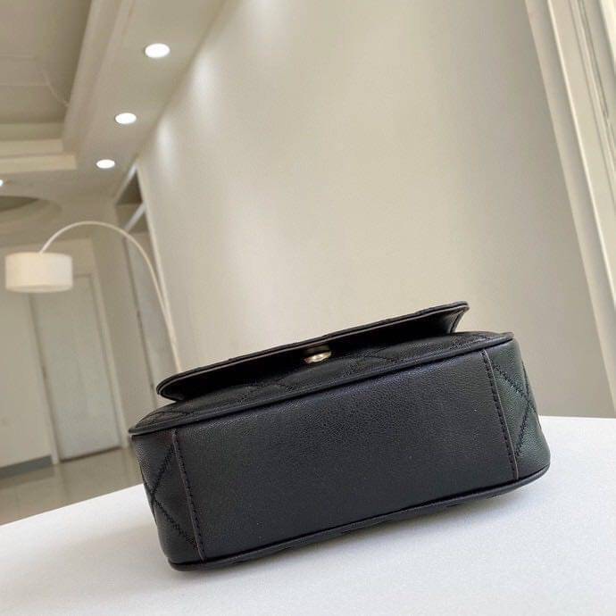 Tory Burch Willa Mini Top Handle Bag พร้อมส่งที่ไทย ใบจริงคือสวยสุดดไปเลยค่าา! กระเป๋าสะพายข้างหรือหิ้วก็เก๋ไปอีกเลยค่ะ! หนังแท้อย่างดี ลายนวมนิ่มมือดีมากค่ะ ด้านหน้ามีอะไหล่โลโก้แบรนด์ เปิดปิดกระเป๋าแบบกระดุมแม่เหล็ก ภายในสามารถใส่กระเป๋าเงินใบกลางได้;มื