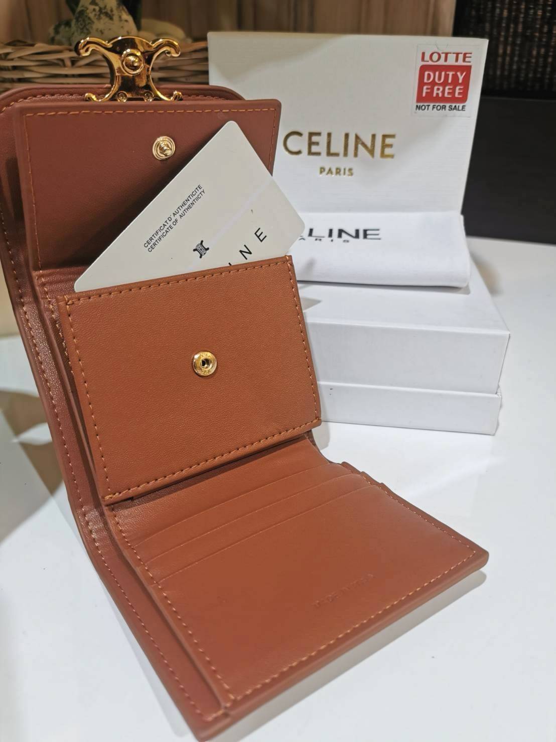 CELINE SHORT WALLET VIP กระเป๋าสตางค์ซีลีน หนังเรียบสวยอยู่ทรงมีโลโก้ด้านหน้าเปิดปิดด้วยฝาพับกระดุม ภายในมีช่องแบ่งหลายช่อง มีช่องใส่บัตรหลายช่อง ช่องใส่เหรียญ ช่องใส่ธนบัตร ใส่แบงก์พันได้เหมือนกระเป๋าสตางค์ยาวไอเท็มแนะนำ ล๊อตพิเศษ!! แถมสายโซ่สามารถสะพายไ