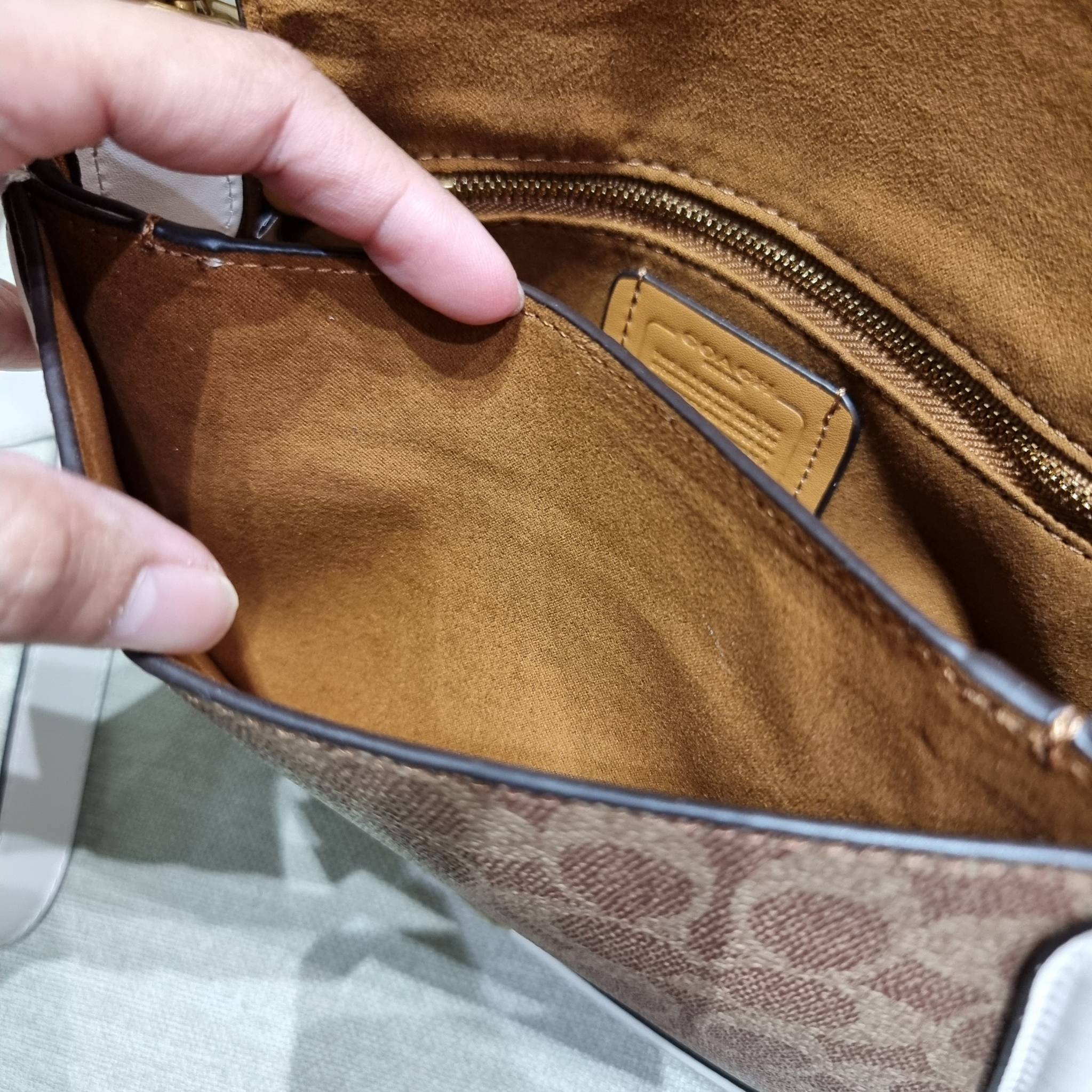 COACH C3837 BEAT SADDLE BAG WITH HORSE AND CARRIAGE PRINT The best item! ที่สาวๆรอคอย! ฮอตไฟลุก! สีหายาก ละมุนคุณหนู คอลเลคชั่นใหม่ ดีไซน์หรูหรา พิเศษมากๆมาพร้อมสายสะพาย 2 เส้น ใช้คู่กันหรือแยกสะพายก็สวยครบสูตร กระเป๋าสะพายทรง saddle คลาสสิค เปิด-ปิดด้วยก