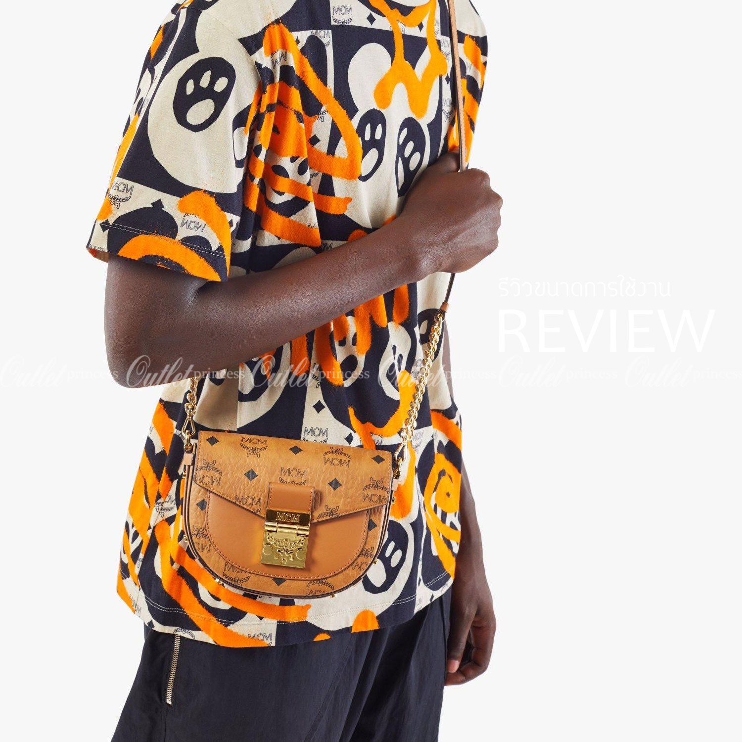 M.C.M MINI PATRICIA CROSSBODY IN VISETOS กระเป๋าสะพายไซส์มินิ แรงดีไม่มีตกน้า คอลเลคชั่นนี้ดีไซน์แปลกใหม่ ทรงโค้งมน สวยหรู ด้านข้างตกแต่งหมุดทองรอบใบ วัสดุตัวกระเป๋าเป็นหนังแคนวาสคุณภาพดี ภายในเป็นหนังกลับสีส้มโดดเด่นเป็นเอกลักษณ์ มีช่องใส่บัตรแยกให้ เปิด