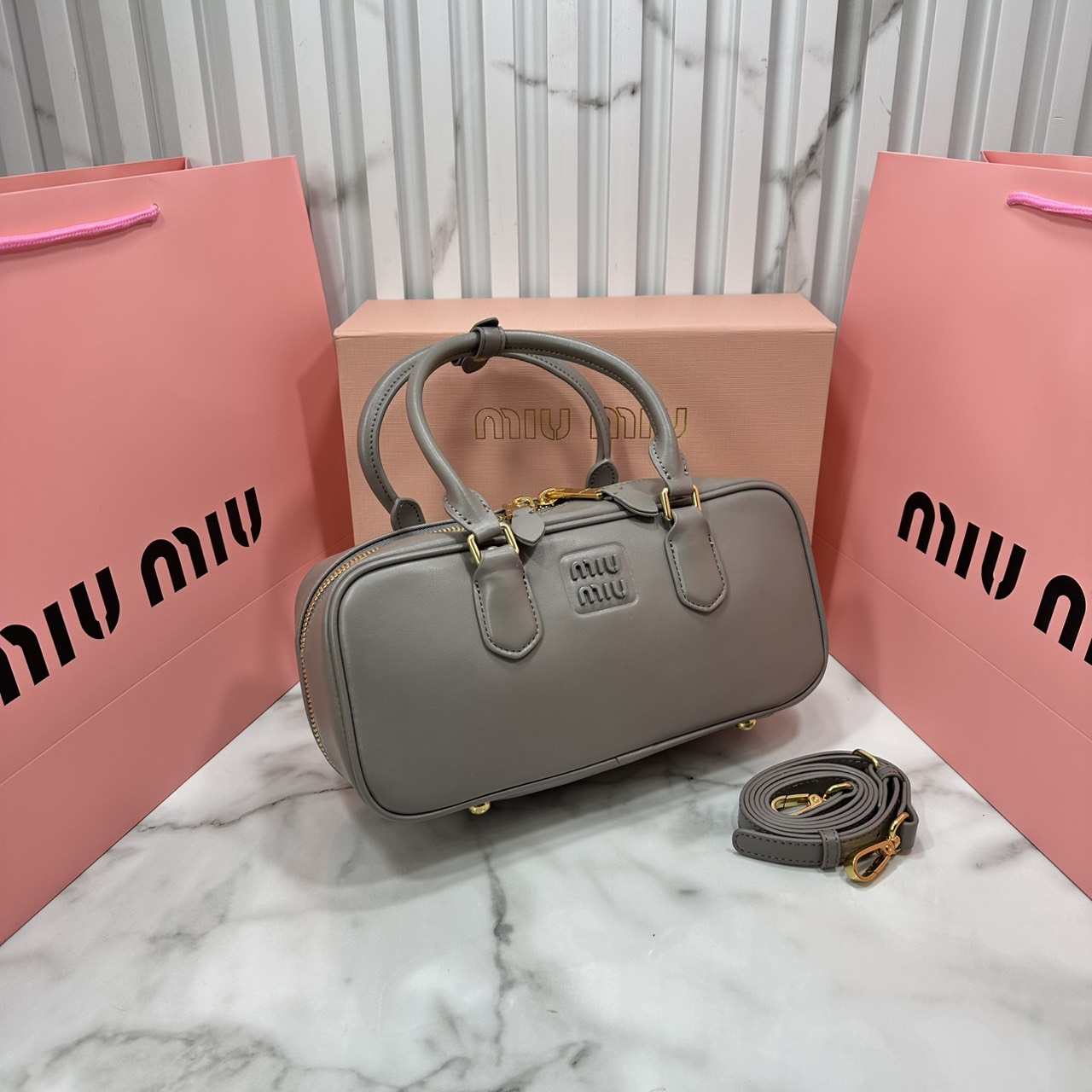 ORI หนังแท้ | MIU MIU Arcadie leather bag Large 27cm กระเป๋าสะพายทรงโฮโบใบใหญ่ ลุคลูกคุณหรูหราน่ารักๆเก๋ๆ สวยดูแพง หูจับในตัวง่ายและสะดวกพกพา มาพร้อมสายสะพายข้างภายในโล่งกว้างมาก