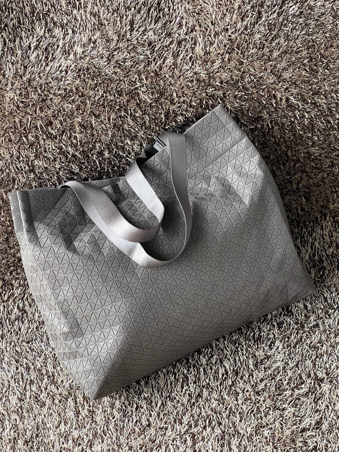 ORI 🥂 Baobao Issey Miyake Cart geometric tote bag / Miyake Cart Tote Bag รูปทรงที่สร้างขึ้นโดยบังเอิญ' เสื้อผ้าที่มีโครงสร้างและได้รับการออกแบบทางวิศวกรรมอันเป็นเอกลักษณ์ของแบรนด์ ส่งต่อไปยังเครื่องประดับที่น่าประทับใจและไร้กาลเวลาเหล่านี้ กร