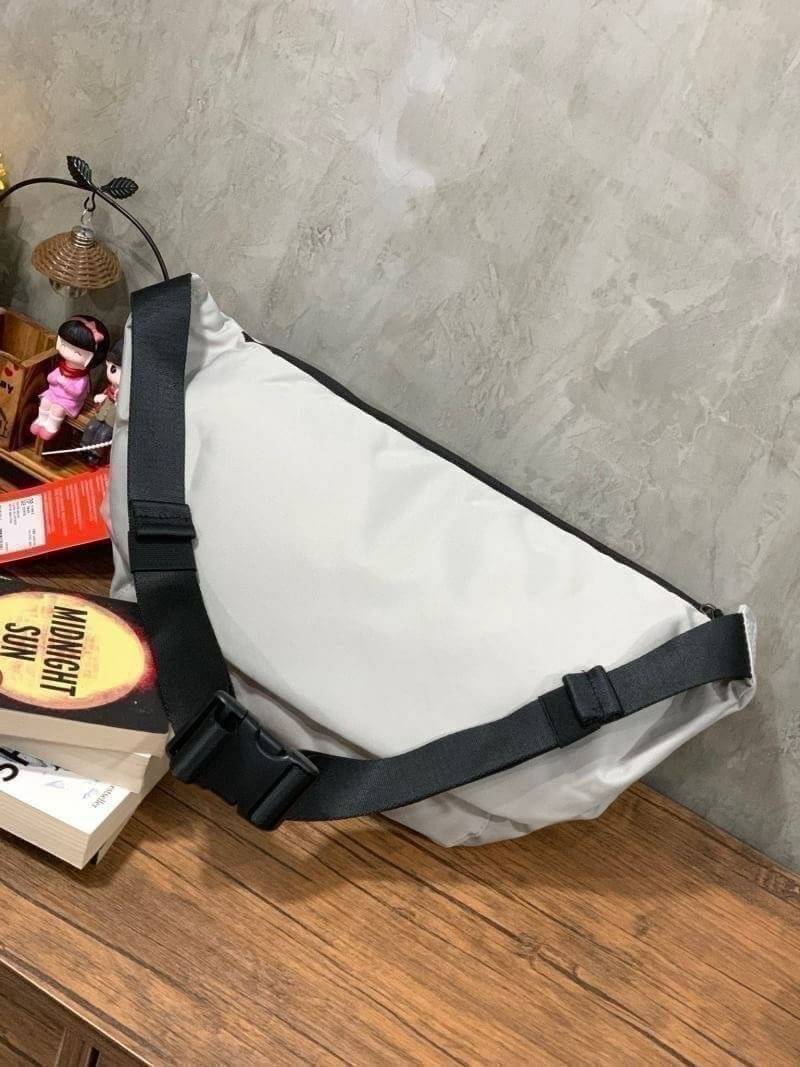 Nike Tech hip pack กระเป๋าคาดเอว Nike Tech รุ่นใหม่ชนช้อป!! ให้คุณหยิบใช้อุปกรณ์กีฬาและพกพาได้อย่างง่ายดาย พร้อมโดดเด่นด้วยกระเป๋าซิป 2 จุดสำหรับเก็บสิ่งของ และสายกระเป๋าแบบปรับได้เพื่อให้แนบกับลำตัว ใช้งานได้คล้องตัว ใส่ของได้จุสมใจเลยคร้า