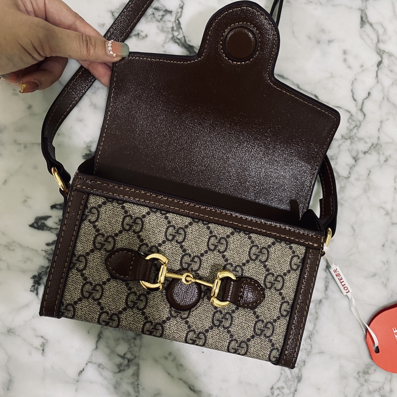 GUCCI Horsebit 1955 Mini Bag กระเป๋าสะพายทรงกล่องสวยอยู่ทรง ใส่โทรศัพท์หรือของใช้เล็กน้อยได้อย่างคล่องตัว แฝงความหรูราคาดีงามจัดมาให้พร้อม box set เป็นใบที่จะหยิบใช้ได้บ่อยๆ ด้วยขนาดกำลังดีใบนี้เอาอยู่เลยค่ะ