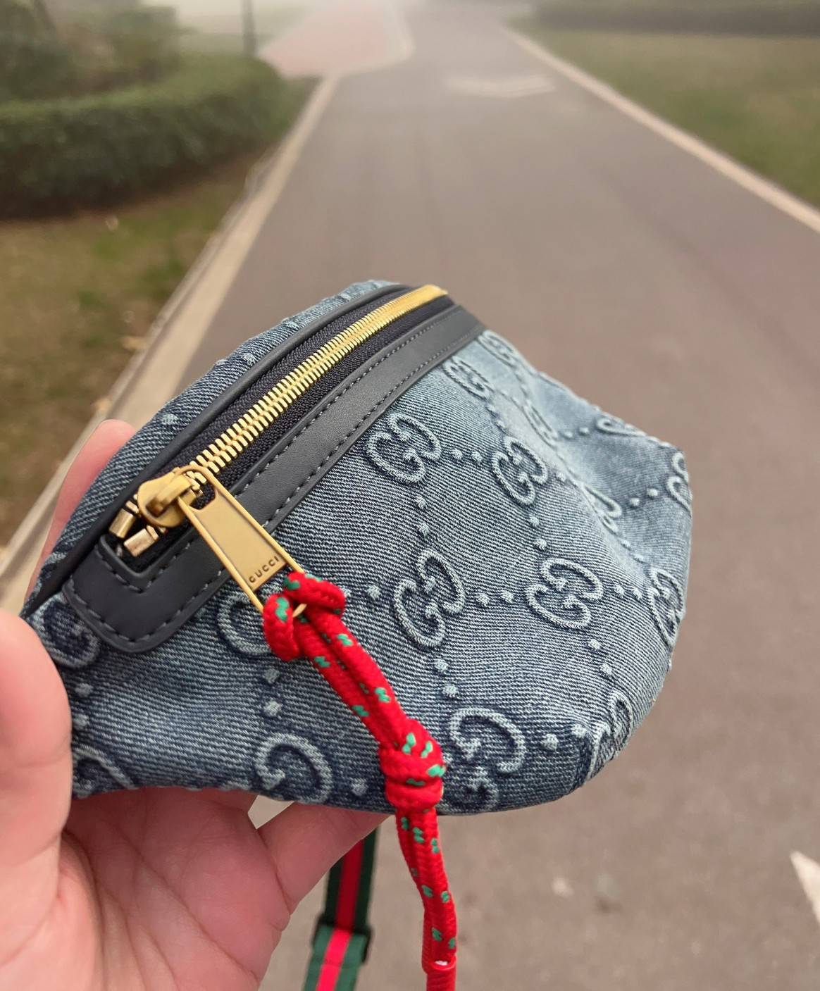 GUCCI GG DENIM BELT BAG ล่าสุดสวยมากๆ รุ่นนี้ใช้ได้ทั้งชายหญิง วัสดุเดนิมอย่างดีลายGแบบ3Dสวยมากๆค่ะ อะไหล่ซิปทองห้อยเชือกสีแดงโดดเด่น ซื้อใช้คู่กับแฟนยิ่งสวยค่าา