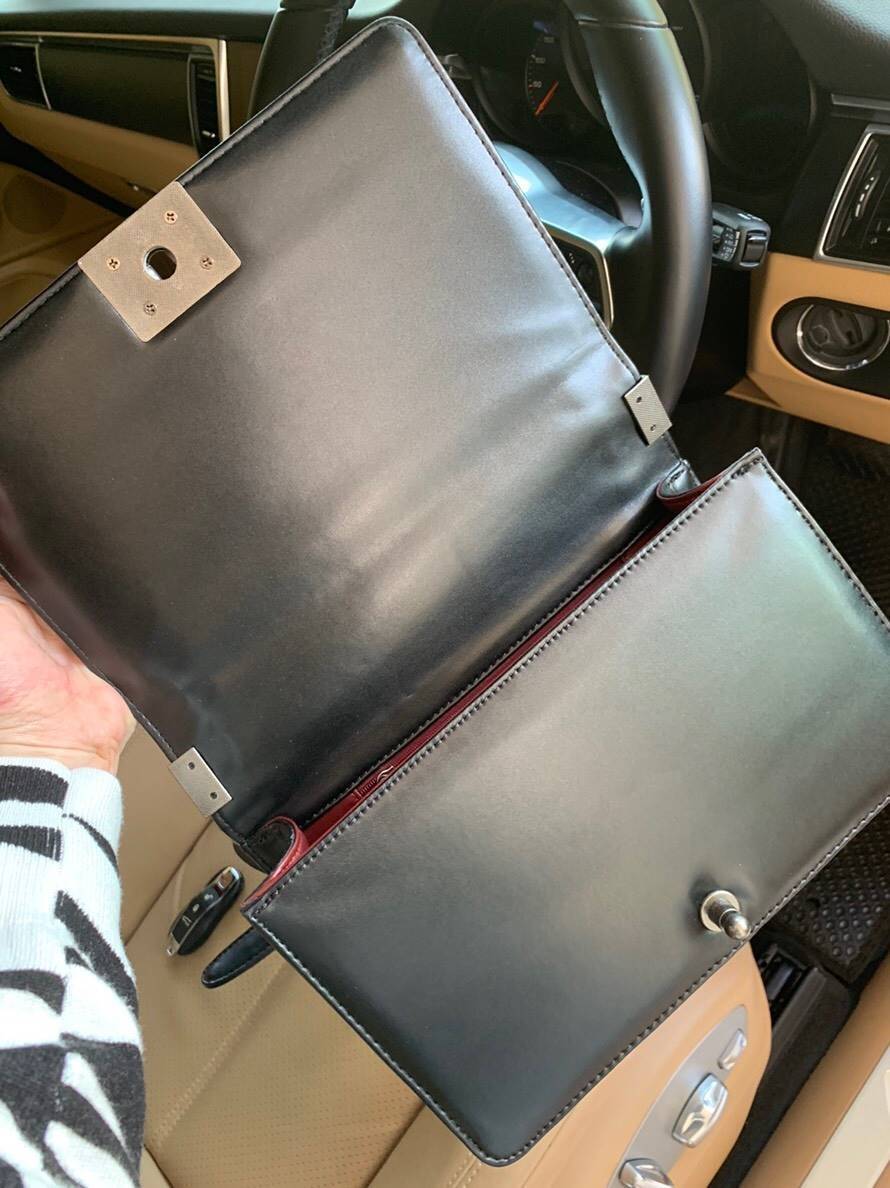 รุ่นขายดีมาเพิ่มแล้วค่า KEEP Quited Boy Bag *** คอลเลคชั่นใหม่หนัง Microfiber สวย ทนขึ้นกว่าเดิม สายโซ่ทำจาก Metal premiers เบาและไม่เป็นคราบเวลาสะพาย สวยกว่าเดิม ใครชอบทรงนี้ห้ามพลาดเลยนะคะ 🤩 กระเป๋า ทรง boy style KEEP LOOK Cool มากๆ เลยน๊าใบนี้ 