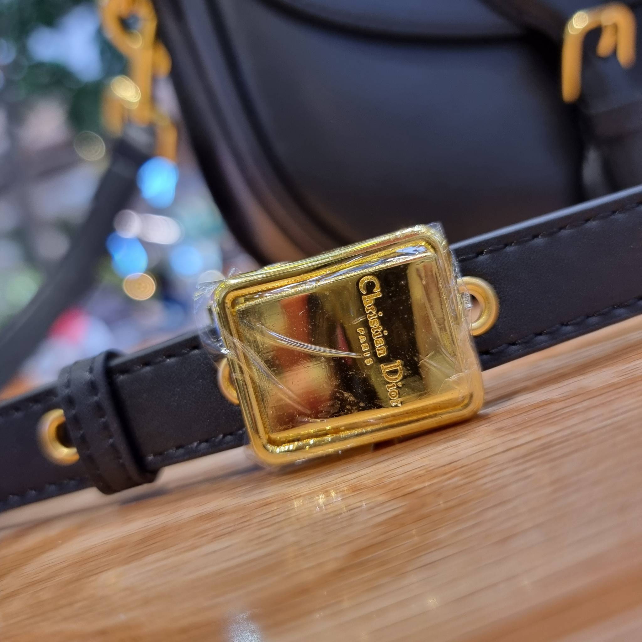 DIOR CD MEDIUM BOBBY BAG กระเป๋าสะพายข้างพรีเมี่ยมกิ๊ฟทรงสวย ดีไซน์ย้อนยุค เป็นเอกลักษณ์ไม่เหมือนใคร เปิด-ปิดด้วยกระดุมแม่เหล็ก ใช้งานง่าย อะไหล่ทองดูหรู ภายในเป็นช่องโล่ง มาพร้อมสายสะพาย crossbody ถอดออกได้ ปรับได้ จะถือเป็นคลัทช์ออกงานก็ได้ สะพายไปทำงาน