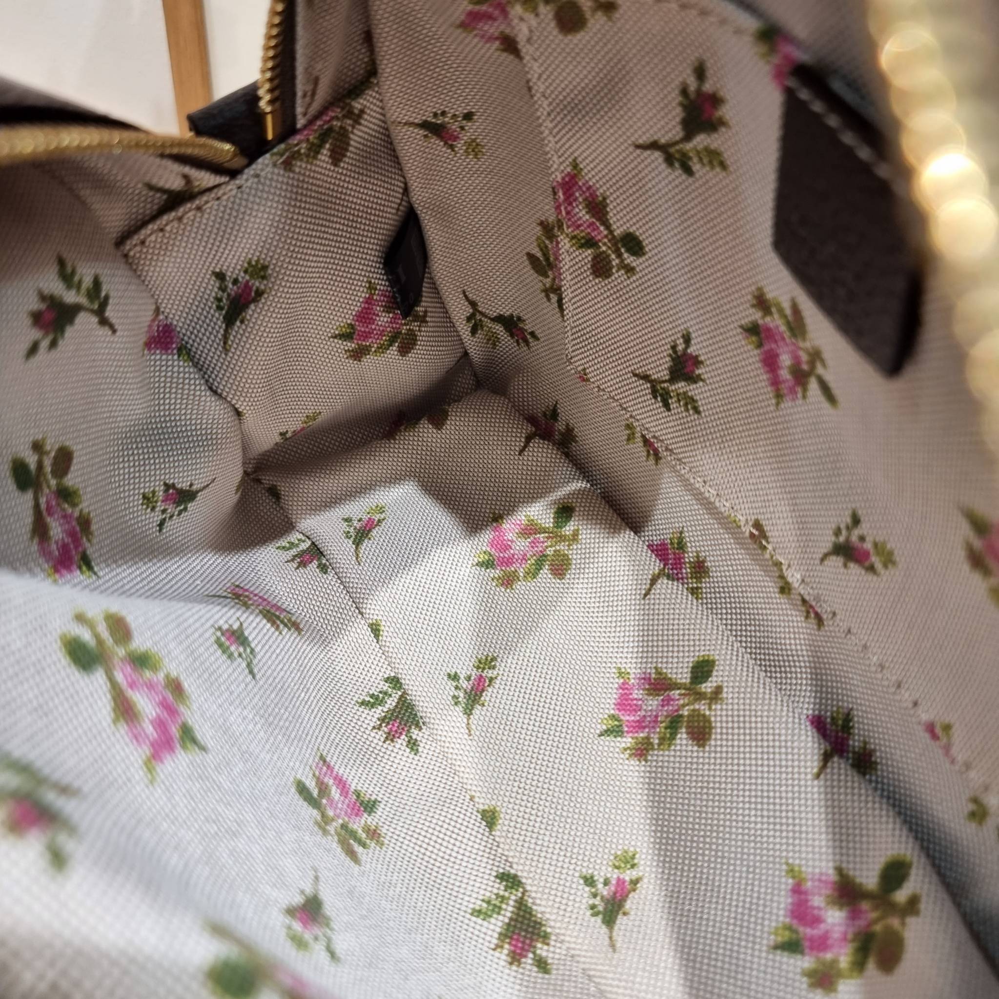 GUCCI NEO VINTAGE GG SUPREME MESSENGER BAG / GG neo vintage crossbody bag พร้อมส่ง กระเป๋าสะพายข้างตัวท็อปฮิต ทรงสวย ใช้งานง่าย โดดเด่นตรงสายสะพายสีสดใสเป็นเอกลักษณ์