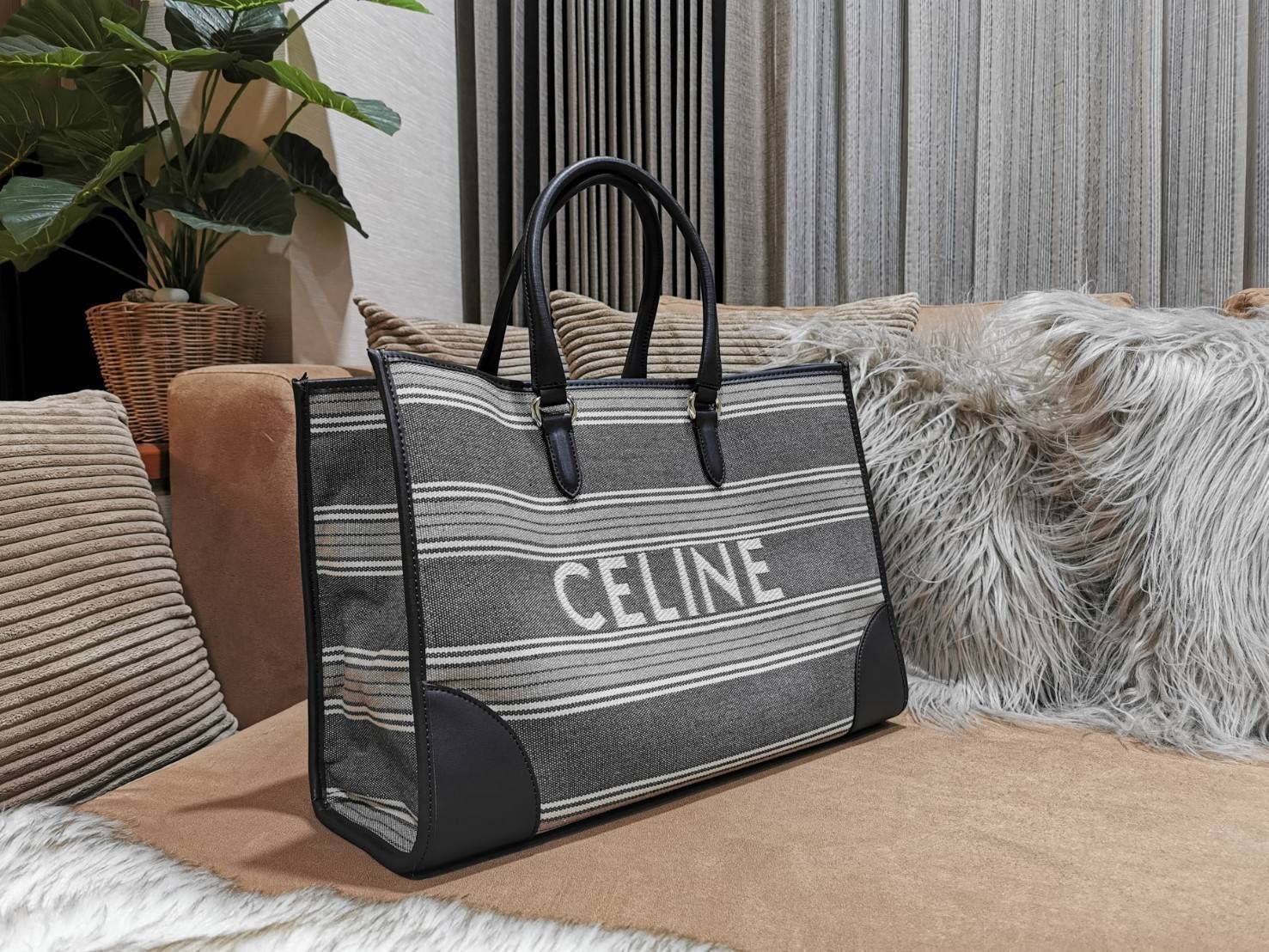 CELINE LARGE TOTE BAG VIP GIFT WITH PURCHASE (GWP) กระเป๋าพรีเมี่ยมกิ๊ฟ Limited จาก CELINE HAUTE PARFUME DUTYFREE COUNTER วัสดุ CANVAS ตัดหนังในดีไซน์ Casual สวยหรูสุดคลาสสิคใบใหญ่กำลังดีใส่สัมภาระได้เยอะ เปิดปิดด้วยกระดุม ภายในโล่งกว้าง มีช่องซิปและช่องใ