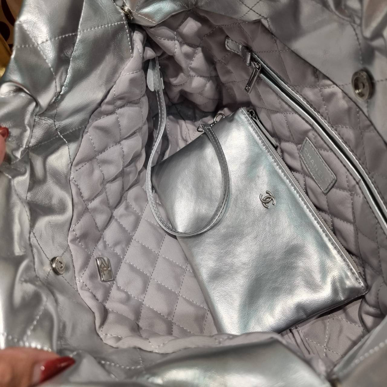 Chanel 22 horizontal bag แรงเกินต้านที่สุดกับไอเท็มนี้ ที่สาวๆหรือใครๆก็ต้องมี มาในไซส์ใหญ่ รูปทรงใช้ง่ายขึ้น แต่ยังจุได้หนักๆเหมือนเดิม ดูหรูหรา เกินเรื่องที่สุด