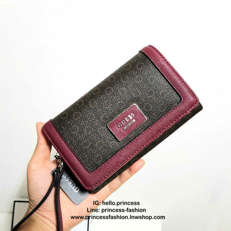 Guess leather wallet กระเป๋าสตางค์ใบกลาง ด้านหน้าแต่งโลโก้แบรนด์โลหะสวยหรู แต่งสีตัดหนังลายสวย ภายในมีช่องใส่ธนบัตร เหรียญ บัตรต่างๆ ด้านหลังมีช่องซิป ปิดเปิดใช้งานสะดวก ถือถนัดมือ มีสายคล้องมือ สามารถถอดออกได้ ขนาดกำลังพอเหมาะ ดีไซร์สวยงาม รุ่นแนะนำ มาให