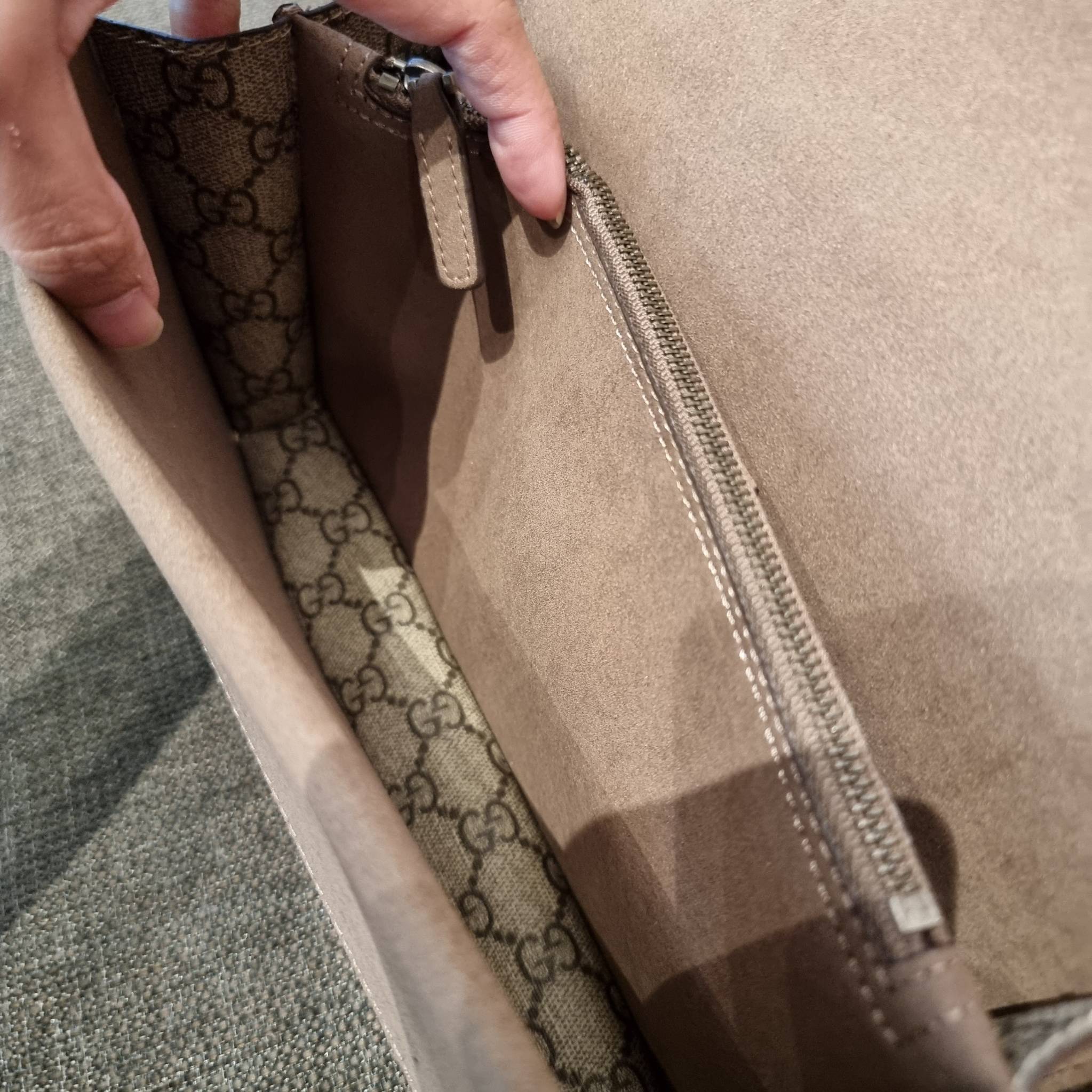 Gucci Small Dionysus GG Shoulder Bag ฮอตสุดไม่มีใครเกิน สวยจริงไม่ทิพย์!! GC CROSSBODY BAG WITH GWP สุดคุ้มจาก duty free กับกระเป๋าสะพายรุ่นที่สาวๆต้องไม่พลาด!! ดึงดูดและสะกดสายตาด้วยอะไหล่ดีเทลหรูรูปหัวสิงโต วัสดุหนังแคนวาส ทนทาน ดูแลรักษาง่าย เปิด-ปิดด้