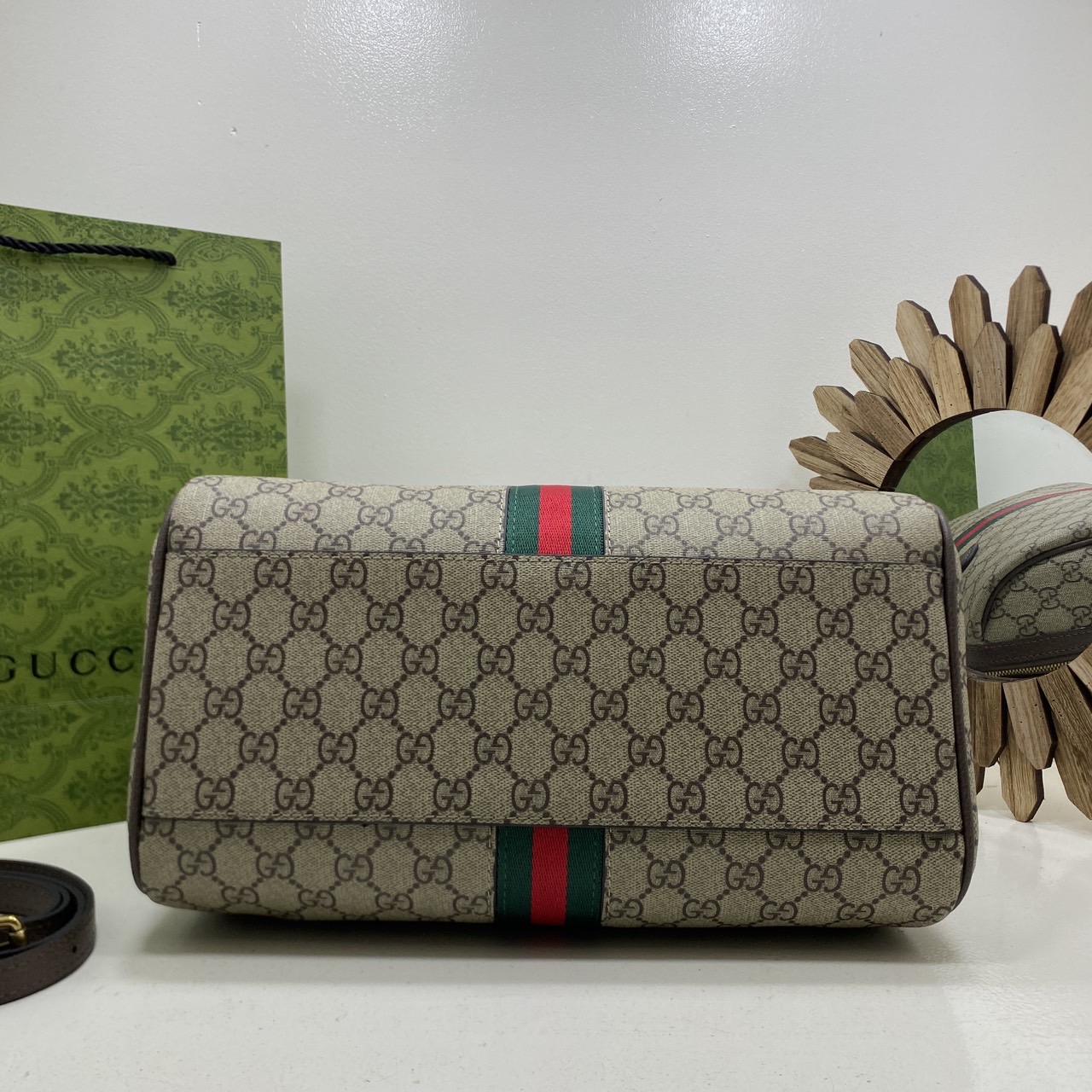 GUCCI GG Ophidia medium top handle bag กระเป๋าถือทรงหมอนสวยคลาสสิค ดีไซน์แถบคาดโดดเด่น สวย หรู หูจับในตัวใช้สะดวก เปิด-ปิดกระเป๋าด้วยซิป ภายในโล่งกว้าง