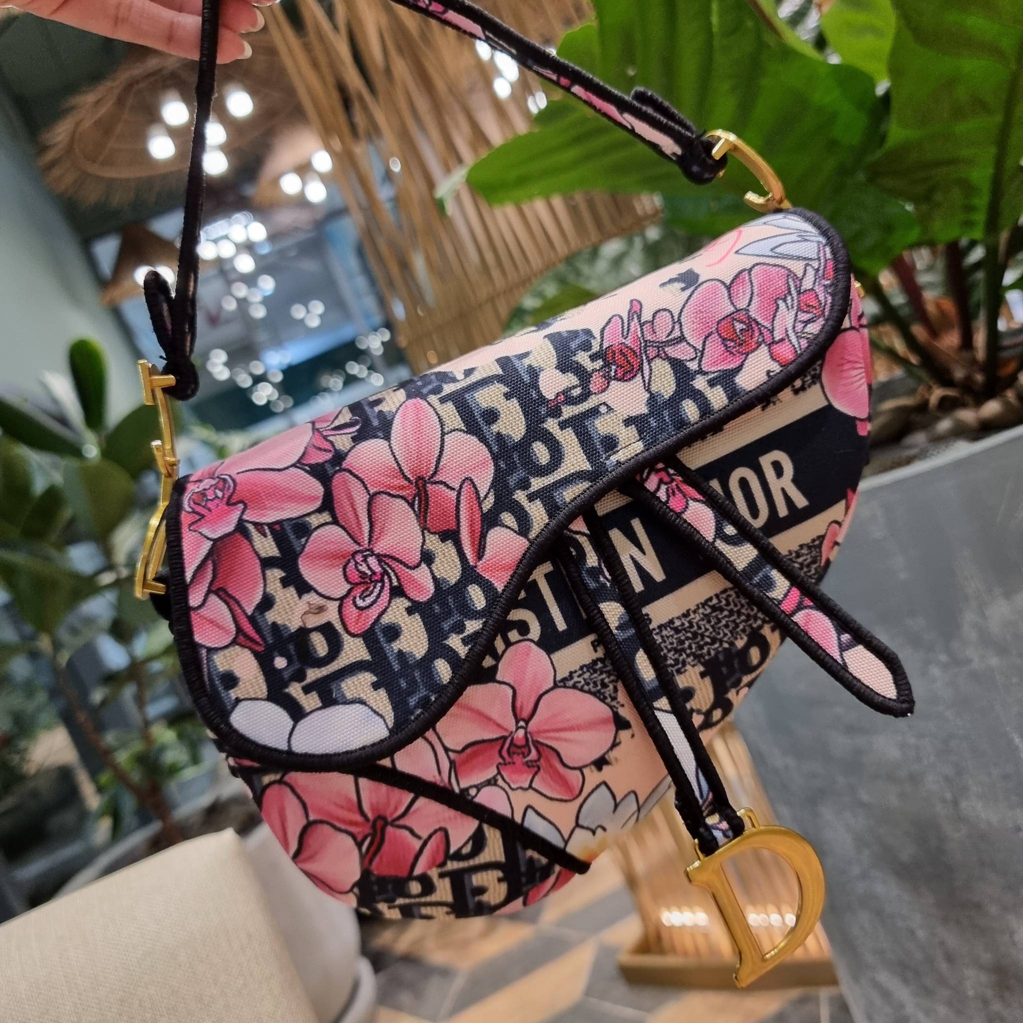 VIP CD OBLIQUE SADDLE BAG / DIOR SADDLE กระเป๋าสะพายข้าง ทรงสวยไม่ซ้ำใคร กิมมิคในตัว ดูแพง ไซส์ใหญ่ ดีไซน์ย้อนยุค เป็นเอกลักษณ์สวยทุกแบบ เปิด-ปิดด้วยกระดุมแม่เหล็กซ่อน ใช้งานง่ายมากๆ ภายในเป็นช่องโล่ง มีช่องซิป ใบสีดำเป็นหนังแท้ ใบลายเป็นผ้าแคนวาส ดูดี ดู