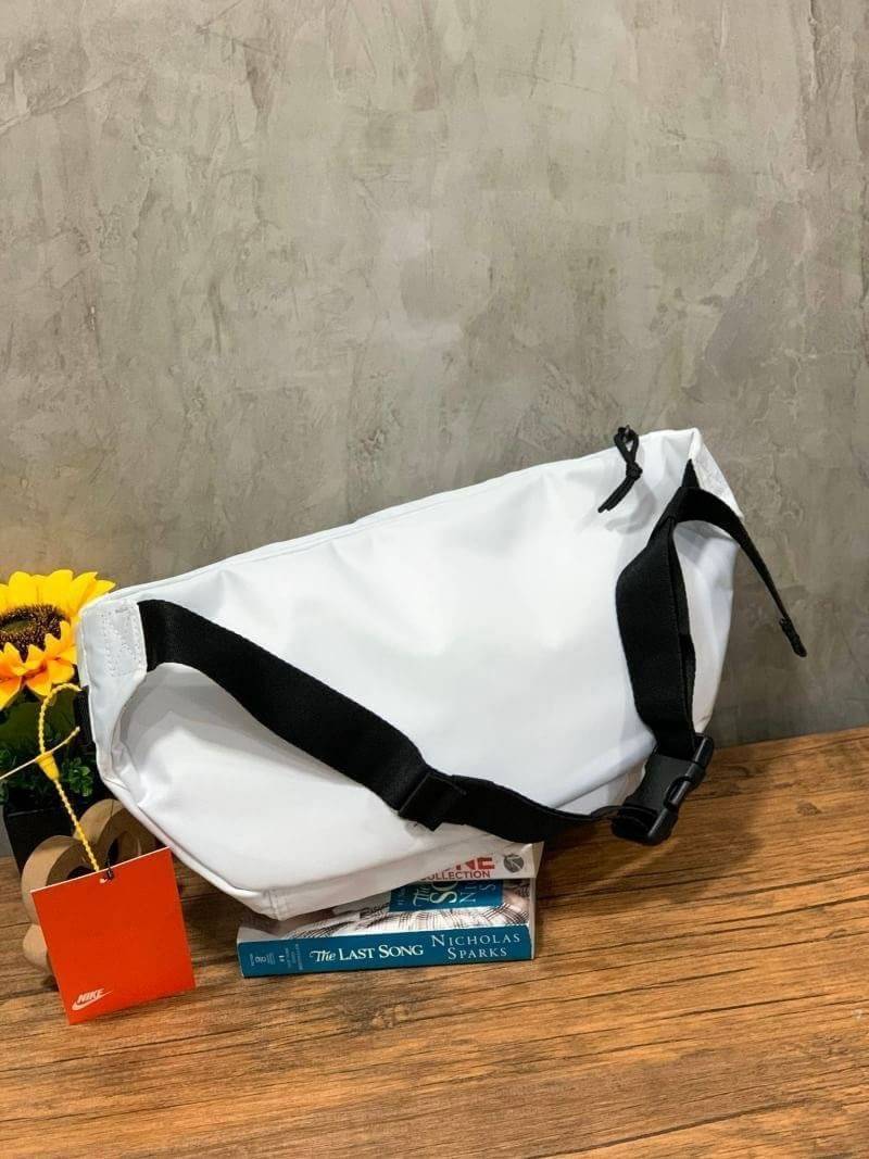 Nike Tech hip pack กระเป๋าคาดเอว Nike Tech รุ่นใหม่ชนช้อป!! ให้คุณหยิบใช้อุปกรณ์กีฬาและพกพาได้อย่างง่ายดาย พร้อมโดดเด่นด้วยกระเป๋าซิป 2 จุดสำหรับเก็บสิ่งของ และสายกระเป๋าแบบปรับได้เพื่อให้แนบกับลำตัว ใช้งานได้คล้องตัว ใส่ของได้จุสมใจเลยคร้า