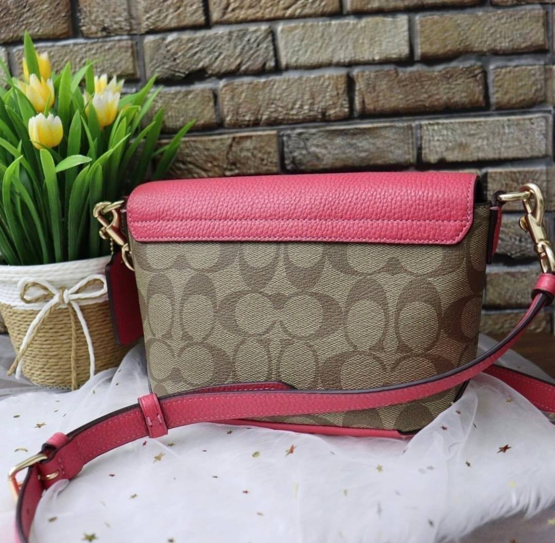 คอลเลคชั่นใหม่ ทั้งสวยทั้งคุณภาพค่ะ😘 COACH KARLEE CROSSBODY BAG 💐พร้อมส่ง ได้ไปไม่ผิดหวังแน่นอนค่ะ! สวยๆแบบคนดังระดับโลกกันค่าา กระเป๋าสะพายแบบครอสบอดี้ร์ หนังแท้นิ่มสวยงามมากๆค่ะ รูปทรงน่ารักกระทัดรัด เปิดปิดกระเป๋าแบบหมุนล็อค ภายในสามารถ