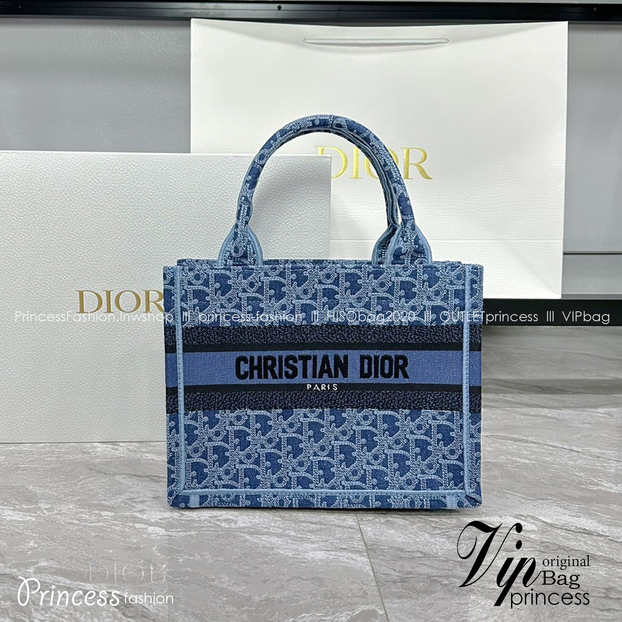 SMALL Dior Book Tote Bag Blue Denim Dior Oblique Jacquard กระเป๋าทรงโท้ท แก่นแท้ของความงามรูปลักษณ์ทันสมัย เดนิมหรูหรา