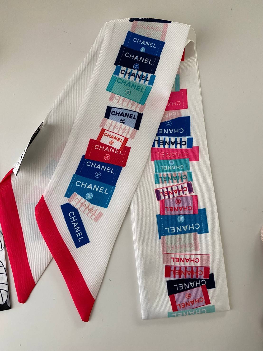 พรีเมี่ยมกิ๊ฟแท้ 100% 】พร้อมส่งที่ไทยที่นี่ที่เดียว CHANEL & LOUIS VUITTON TWILLY SCARF SILK ใช้งานได้อเนกประสงค์ หลากหลายตามไอเดีย