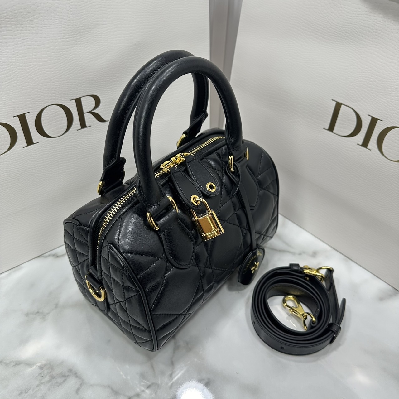 DIOR Groove 20 Bag / Dior Keepall Macrocannage Leather / Oblique Jacquard กระเป๋าสะพายทรงบอสตัน Keepall ทันสมัยและสง่างาม ใช้งานได้ทั้งแบบสะพายไหล่หรือสะพายแบบครอสบอดี้ เหมาะเป็นไอเทมคู่ใจในชีวิตประจำวัน เกรดออริ 1:1