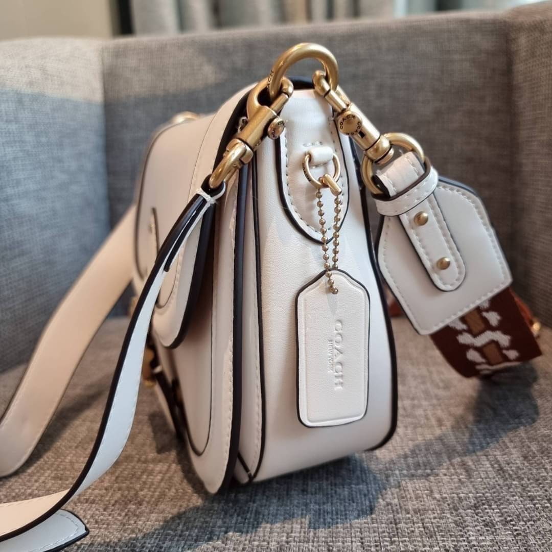 COACH C0749 BEAT SADDLE BAG The best item! ที่สาวๆรอคอย! ฮอตไฟลุก! สีหายาก ละมุนคุณหนู คอลเลคชั่นใหม่ ดีไซน์หรูหรา พิเศษมากๆมาพร้อมสายสะพาย 2 เส้น ใช้คู่กันหรือแยกสะพายก็สวยครบสูตร กระเป๋าสะพายทรง saddle คลาสสิค วัสดุหนัง glove-tanned ทนทาน เปิด-ปิดด้วยกร