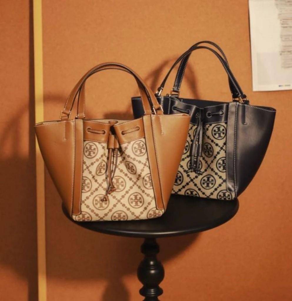 Tory T Monogram Mcgraw Dragonfly กระเป๋าถือหรือสะพายไหล่ วัสดุหนัง Jacquard อะไหล่ทอง ทรงปีก เปิด-ปิด ด้วยกระดุมแม่เหล็ก ด้านในโลง มี 2ช่องเล็ก จุของได้เยอะ น้ำหนักเบา สายสะพาย crossbody ได้ ปรับระดับได้