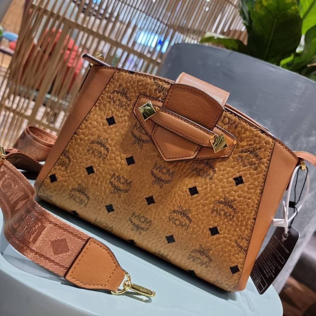 M.C.M ESSENTIAL VISETOS ORIGINAL SMALL CROSSBODY BAG กระเป๋าสะพายข้าง ขนาดกำลังดี สวยอยู่ทรง ดีไซน์เป็นเอกลักษณ์ วัสดุหนังแคนวาสสลับหนังแท้ พริ้นท์ลายเต็มใบ ดูหรูมาก!! เปิด-ปิดกระเป๋าด้วยสายคาดแม่เหล็ก และซิปรูดกันของหล่น มาพร้อมสายสะพาย crossbody ปั๊มลาย
