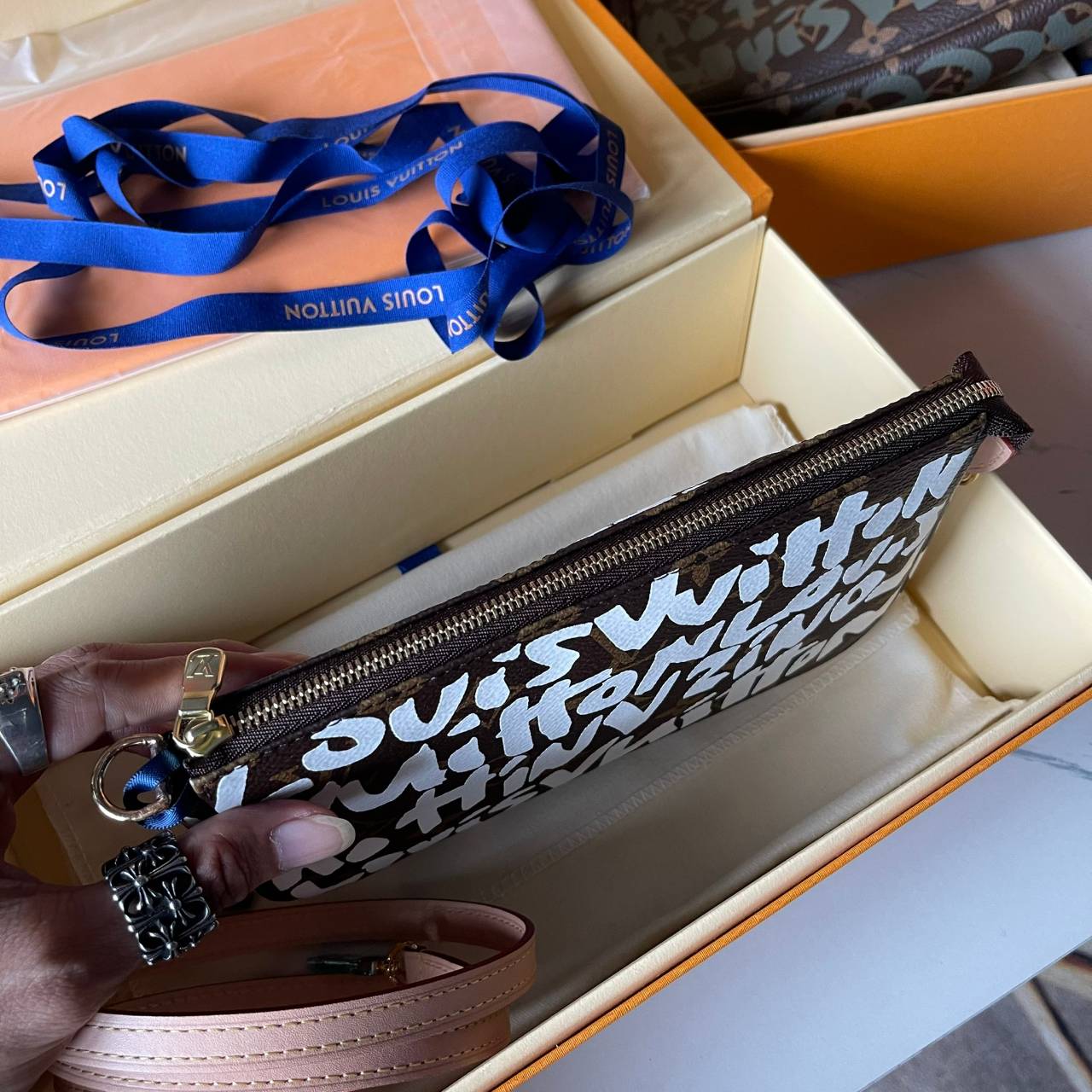 หนังแท้ LOUIS VUITTON MONOGRAM POCHTE ACCESSORIES BAG ลายใหม่ล่าสุด พร้อมส่งที่ไทย โดดเด่นด้วยรูปทรงอันเป็นเอกลักษณ์และรายละเอียดแบบคลาสสิก ภาพถ่ายสินค้าจริง ไอเท็มนี้สวยน่าใช้สุดคุ้มมากๆ ห้ามพลาดเลยค่ะ!