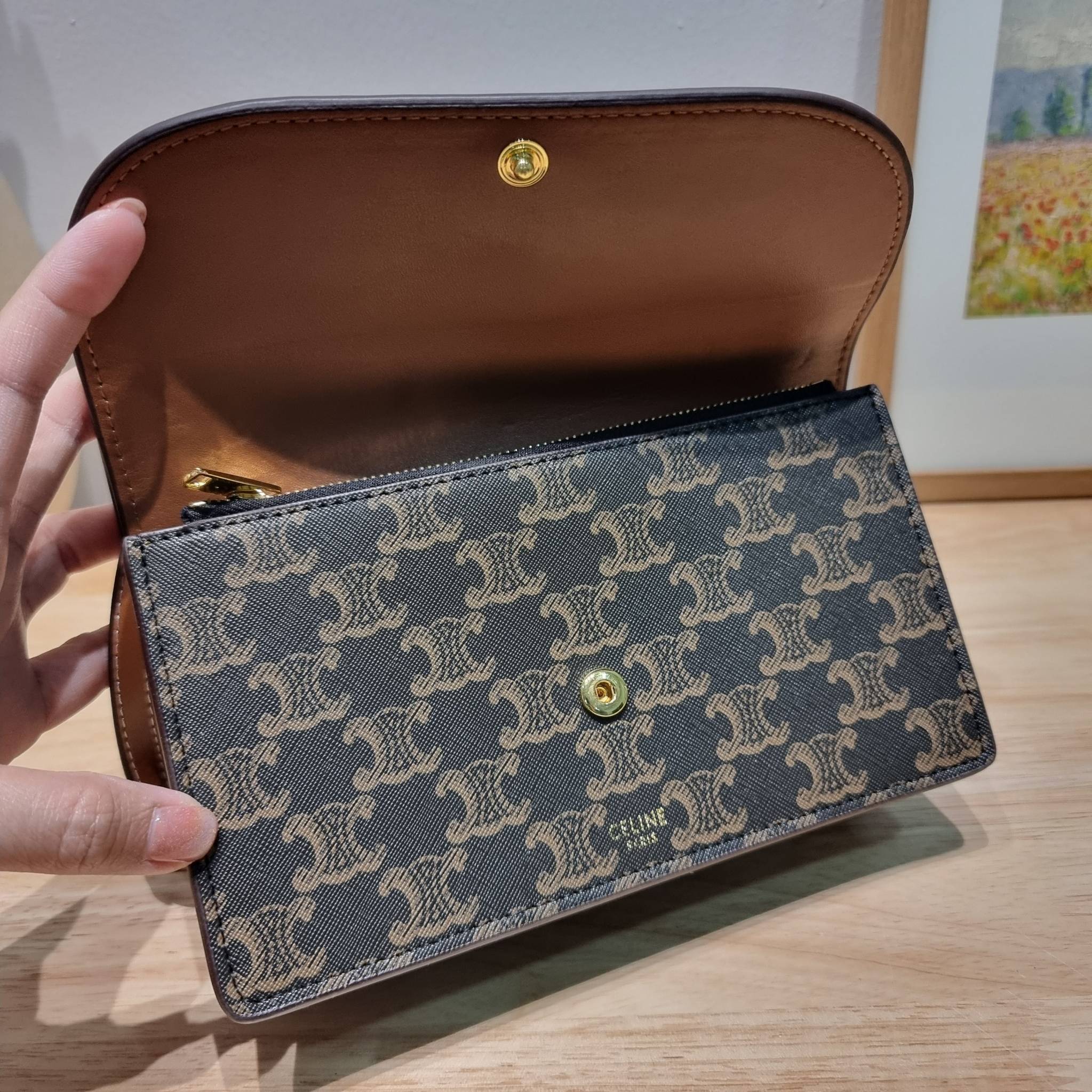 CELINE WALLET ON STRAP IN TRIOMPHE CANVAS AND LEATHER อีกหนึ่งรุ่นยอดนิยม กระเป๋าสะพายกึ่งคลัทช์ ในรูปแบบกระเป๋าสตางค์ ให้พกพาได้ง่าย ใส่ของสำคัญ มือถือ หรือบัตรต่างๆได้