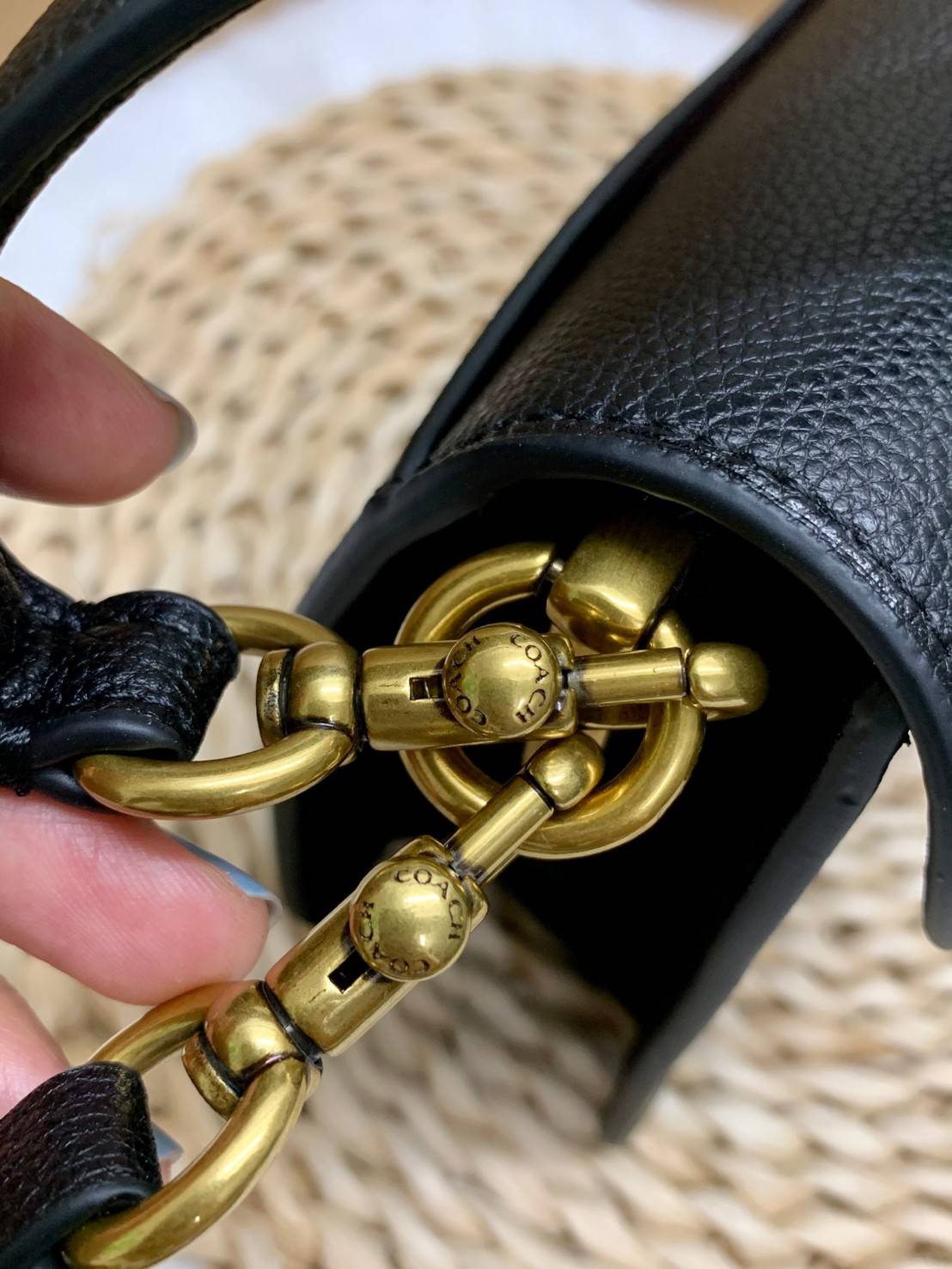 COACH TABBY SHOULDER BAG 26 พร้อมส่งที่ไทยอีกครั้งค่ะ!! กระเป๋าหิ้ว//คล้องไหล่//สะพายข้างได้ สุดคุ้ม! หนังแท้เรียบคลาสสิคเพิ่มความหรูเข้ามาค่ะ ด้านหน้ามีอะไหล่แบรนด์ตัวใหญ่โดดเด่น เปิดปิดกระเป๋าแบบกระดุมแม่เหล็ก ภายในมีช่องหลักใส่ของ2ช่อง;สามารถใส่กระเป๋า