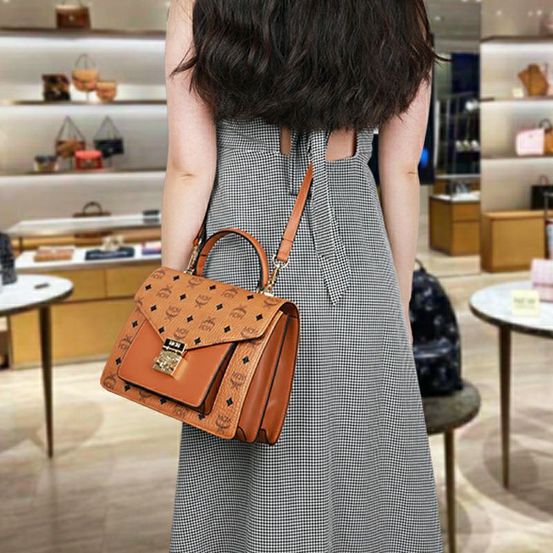 M.C.M MEDIUM PATRICIA SATCHEL IN VISETOS ไซส์กลางมาให้จับต้องแล้วจ้า!! รุ่นที่สาวๆต่างถามหา!! ต้องไอเท็มนี้เลย กระเป๋าถือ/สะพาย ทรงสวยหรู เหมาะกับทุกๆโอกาส ดีไซน์ออกมากึ่งเป็นทางการ แต่ใช้งานได้ทุกสไตล์ วัสดุหนังแคนวาสคุณภาพดีสลับหนังแท้ เปิด-ปิดด้วยตัวกด