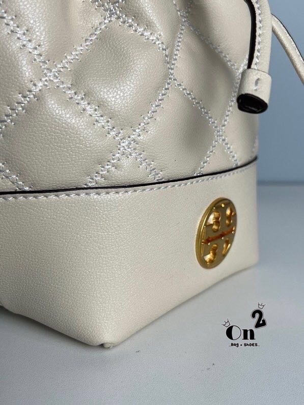 TORY BURCH WILLA MINI BUCKET BAG สุดปัง กระเป๋าสะพายทรงบัคเก็ต สวยผู้ดี โดดเด่นด้วยโลโก้สีทองดูหรู อัพลุคผู้ดี๊ผู้ดี วัสดุหนังแท้ ดีไซน์บุนวม เส้นคมดีเทลหรู เปิด-ปิดหนังรูดปากกระเป๋า มีหูหิ้วในตัว คล้องแขนเก๋ๆ ภายในเป็นช่องโล่ง มีช่องย่อย ใส่ของสำคัญจุกจิ