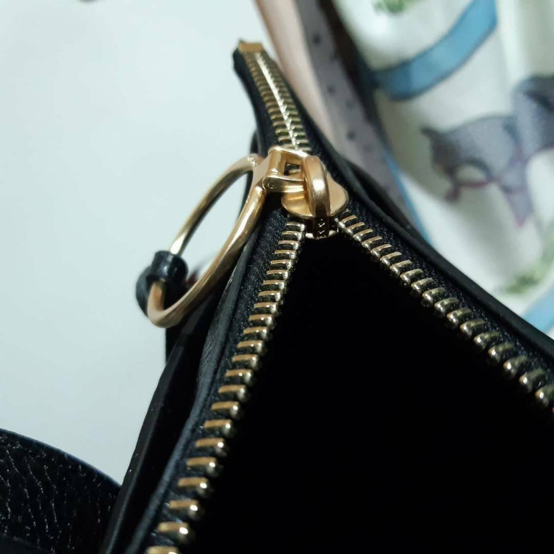 COACH 2319 MAY TOTE IN COLORBLOCK SIGNATURE CANVAS กระเป๋าโท้ท ดีไซน์ใหม่ล่าสุด!! 💕💕 เก๋ตรงปากกระเป๋า คล้ายกระเป๋าซ้อนในตัว สีตัดกับตัวกระเป๋าได้อย่างลงตัว ทรงสวย ใบใหญ่ใส่ของได้เยอะ เปิด-ปิดด้วยซิป รูดใช้งานง่าย ภายในโล่งกว้าง ด้านหลังมีช