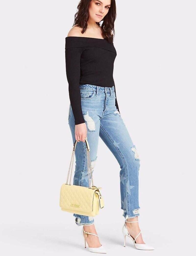 Guess Elliana Convertible Flap Over Crossbody กระเป๋าสะพายรุ่นใหม่จาก Guess factory รุ่นนี้สามารถสะพายได้ทั้งสายคู่และสายเดี่ยว สายสะพายโซ่ต่อหนังไม่เจ็บบ่า ด้านหน้าประดับtagโลหะหุ้มหนังถอดออกได้ วัสดุหนังpu ลายตาราง เรียบนิ่ม เปิดปิดกระเป๋าด้วยกระดุมแม่เ