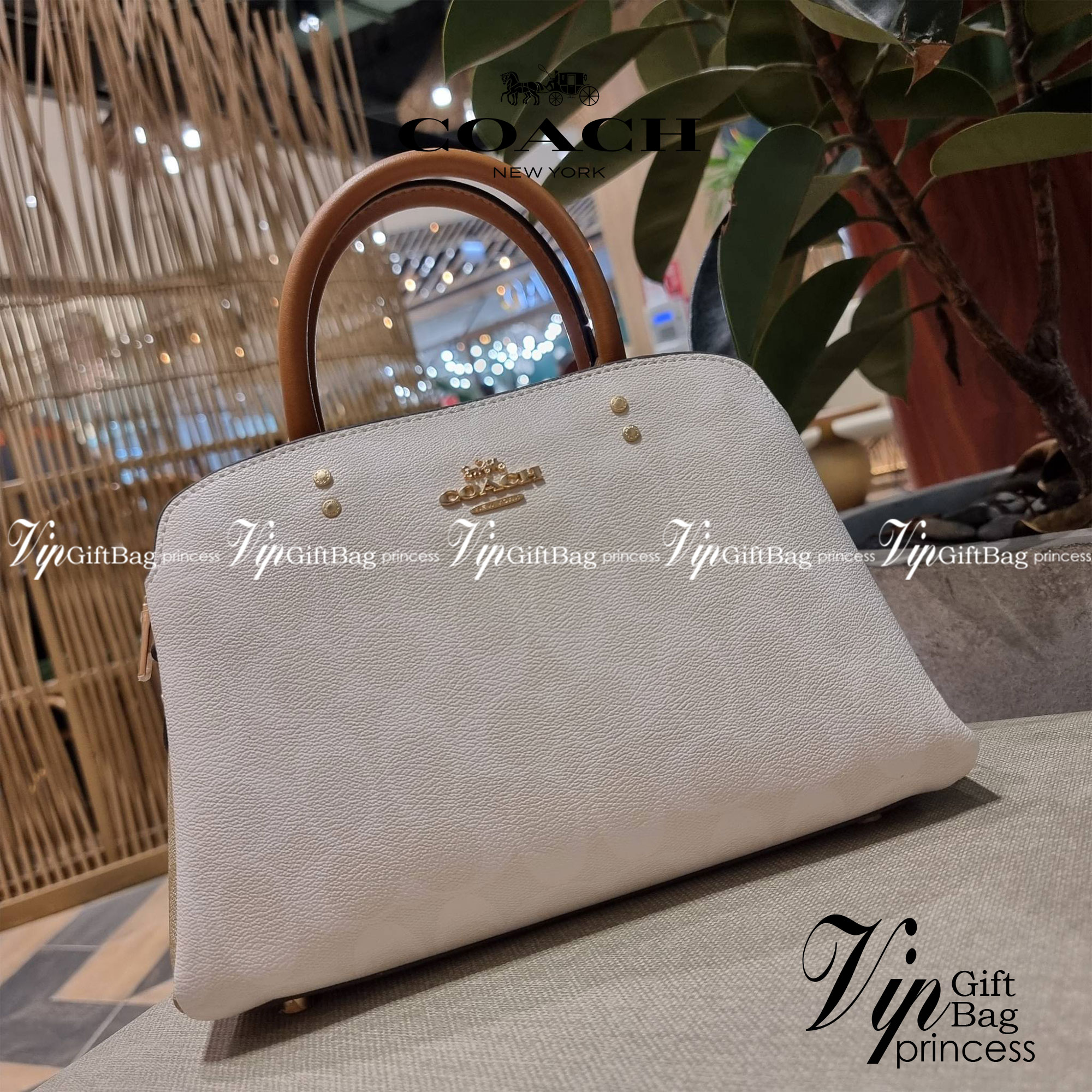 COACH C627 MINI LILLIE CARRYALL IN BLOCKED SIGNATURE CANVAS สีใหม่ล่าสุด กับรุ่นที่สุดของความขายดี คอลยอดฮิตโทนสีลูกคุณ!! กระเป๋าสะพายทรงสวย ที่ดีไซน์ออกมาให้ใช้งานง่าย สะดวก สวย หรู ดูดี!! วัสดุหนังแคนวาสเคลือบลาย มาพร้อมสายสะพายข้างและหูจับในตัว ถอดออกถ