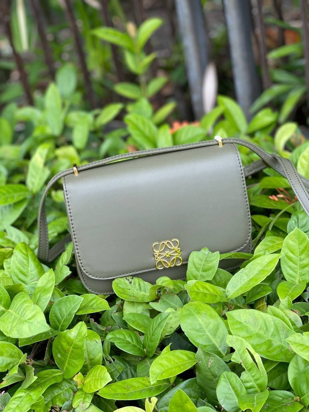 small : LOEWE Goya anagram small leather shoulder bag มาทำความรู้จักทุกดีเทลของ กระเป๋า GOYA ไอเท็มใบใหม่ล่าสุดจาก Loewe ด้วยรูปทรงกล่องอันคลาสสิกที่มาพร้อมรายละเอียดอันน่าค้นหา ด้วยรูปทรงบ็อกสุดคลาสสิก พร้อมโครงสร้างที่กะทัดรัดเปี่ยมไปด้วยสเน่ห์น่าค้นหา 