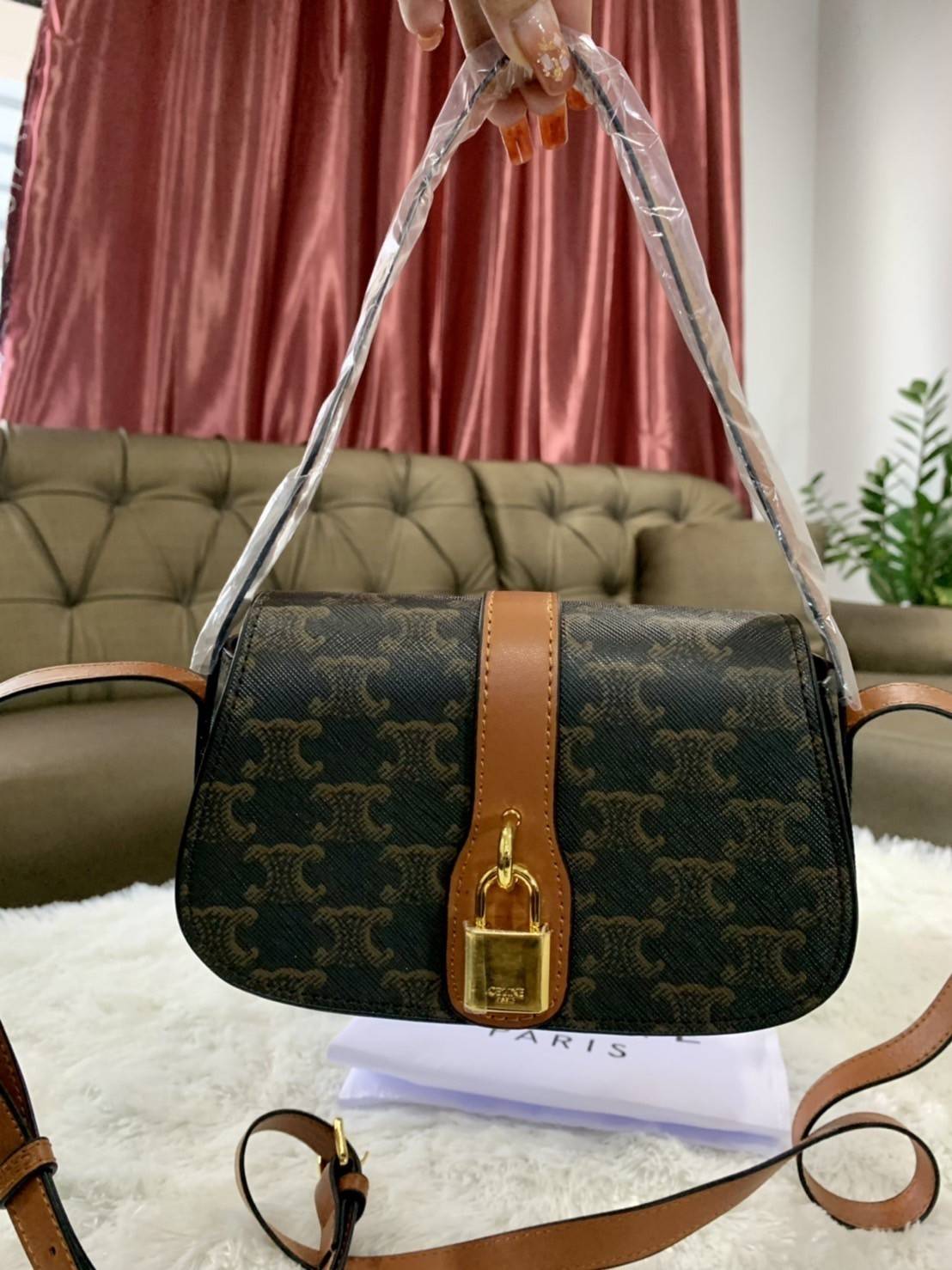 VIP 】CELINE TABOU CLUTCH BAG CELINE MINI CROSSBODY BAG (GWP) วัสดุ Triomphe Canvas หนังสวยอยู่ทรงกันน้ำได้ ขนาดกำลังน่ารัก การออกแบบที่เน้นความเรียบแต่หรู มาพร้อมสายสะพายสั้นและสายสะพายยาว สำหรับสะพายไหล่ สายปรับระดับสั้น-ยาวได้ (ถอดไม่ได้) โดดเด่นที่ด้าน
