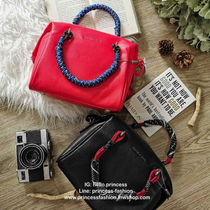 CHARLES & KEITH Nylon Twist Top Handle Bag กระเป๋าถือหรือสะพายรุ่นใหม่แบบชนช็อปทรง Bowling วัสดุหนังแกะสังเคราะห์เรียบสวยอยู่ทรงขนาดกำลังดี น่ารัก น้ำหนักเบา เปิดปิดด้วยซิปคู่สะดวกใช้ ภายในมีโลโก้และช่องซิป มีหมุดรองฐานกันรอยสี่มุม หูจับ Nylon Twist เพิ่ม