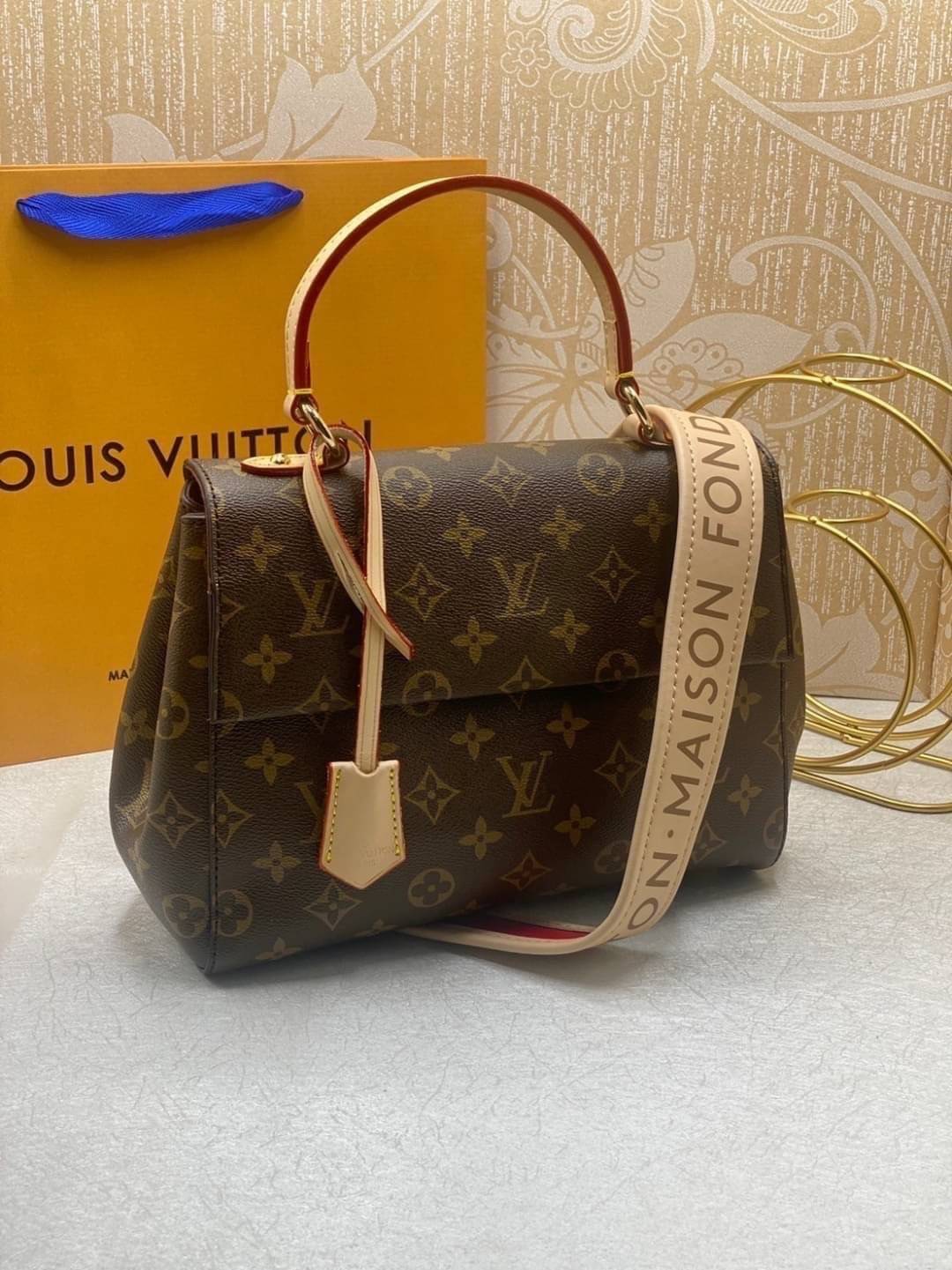 LV Cluny BB Monogram Handbag กระเป๋าสะพายลายโมโนแกรมทรงสวยเหนือกาลเวลา เป็นอีกรุ่นที่ขายดีมาก เกรดออริ 1:1 ใช้งานต่างประเทศได้