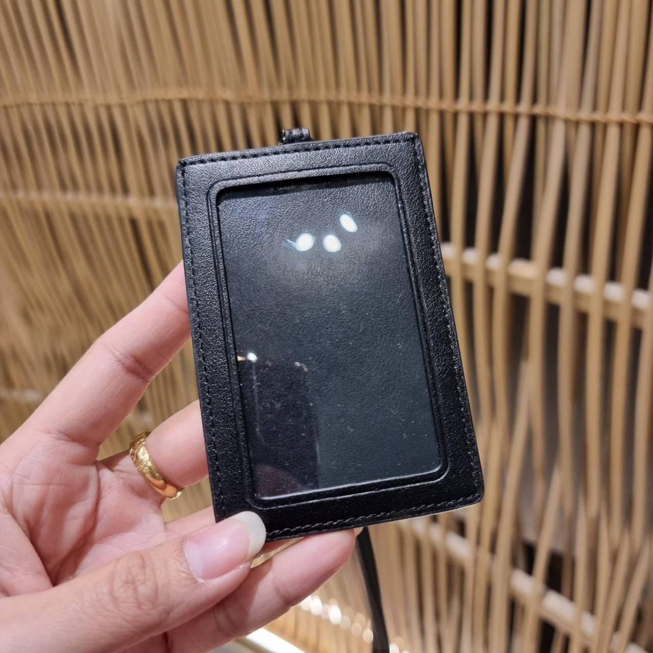 COACH C3305 ID LANYARD IN COLORBLOCK SIGNATURE CANVAS ง่ายๆแบบไม่ธรรมดา!! คลาสสิคแต่มีดีเทลโดดเด่น!! กระเป๋าถนอมบัตร พร้อมสายคล้องคอ ดีไซน์ลวดลายสวย ดูดีทุกแบบ ใช้งานง่าย พกพาสะดวก จะใส่บัตรพนักงาน บัตรเครดิต บัตรปชช. ใบขับขี่ และบัตรอื่นๆที่อยากจะใส่!! ต