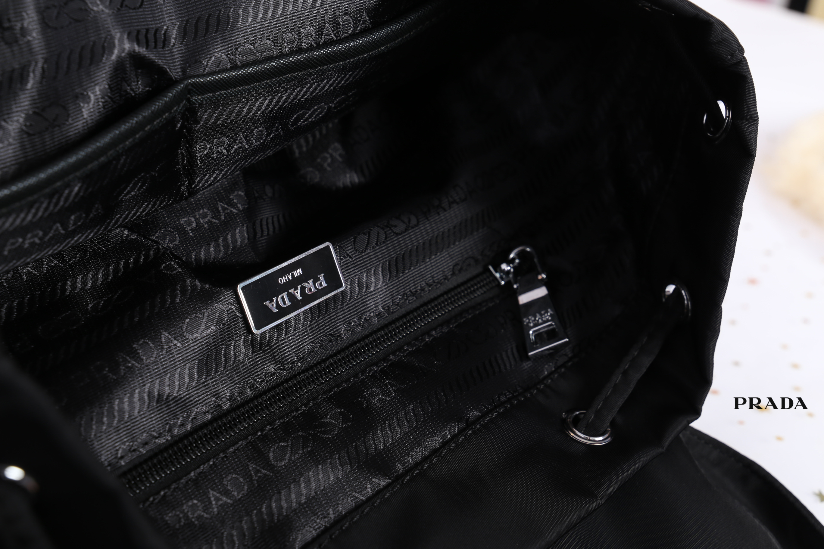PRADA premium gift Nylon Backpack With Pocket วัสดุผ้าไนล่อนกันน้ำเนื้อหนาอย่างดี ใบนี้ ดีไซต์สวยเก๋ งานดีมากๆ อะไหล่แบรนด์ทุกจุด ใบนี้เก๋ตรงที่ เป็นเป้แบบหูรูด ทรงสวยน่ารัก แถมยังมีเปิดปิดด้วยกระดุมแม่เหล็กและแต่งด้วยเข็มขัดปรับได้ด้วย ด้านหน้ามีกระเป๋าอ