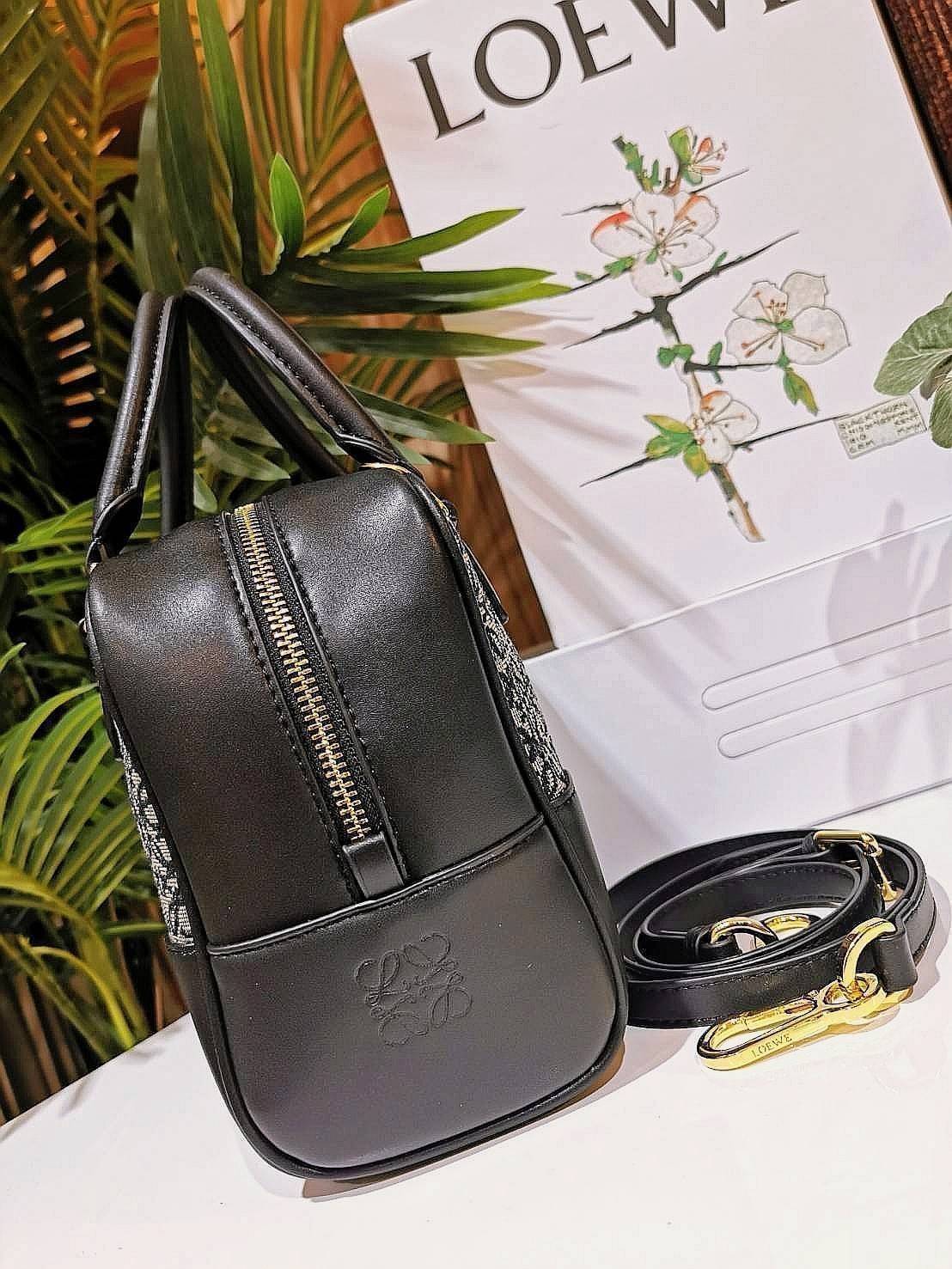 LOEWE ANAGRAM BAG VIP GIFT WITH PURCHASE (GWP) ไอเท็มใหม่! ดีไซน์สวยหรูคงเอกลักษณ์ด้วยวัสดุ Anagram Canvas Jacquard Fabric ผสมผสานหนังแท้ Calfskin ลงตัวสุดคลาสสิค เปิดปิดด้วยซิปแบรนด์อะไหล่ทองขนาดกำลังดี น้ำหนักเบา ใส่กระเป๋าสตางค์ใบยาว มือถือ ของใช้ได้เย