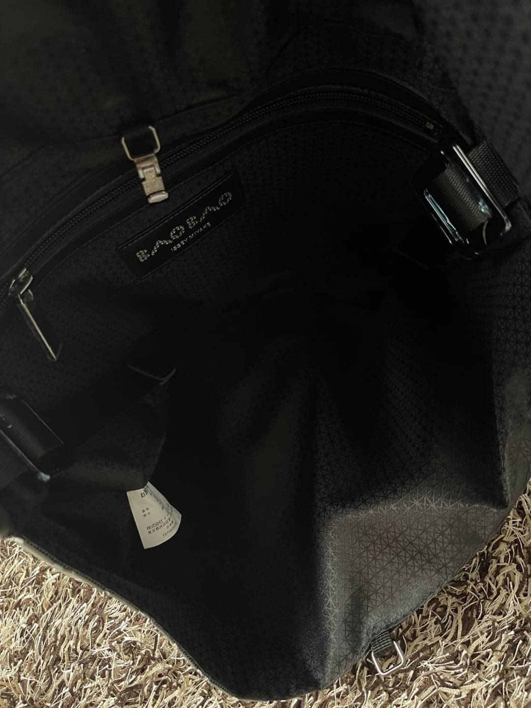 Baobao Issey Miyake Prism Sac ชาวมินิมอลทั้งชายและหญิงต้องถูกใจรุ่นนี้ เพราะ Prism Sac เป็นกระเป๋าแบบ unisex ที่มาพร้อมกับความเรียบง่ายของวัสดุเนื้อแมตต์ แต่ให้ลุคสไตล์เท่แบบคูลๆ โดดเด่นด้วยดีไซน์ที่ออกแบบมาให้ใช้งานที่ง่าย ตอบโจทย์ทุกสถานการณ์ฝาพับแบบเปิ